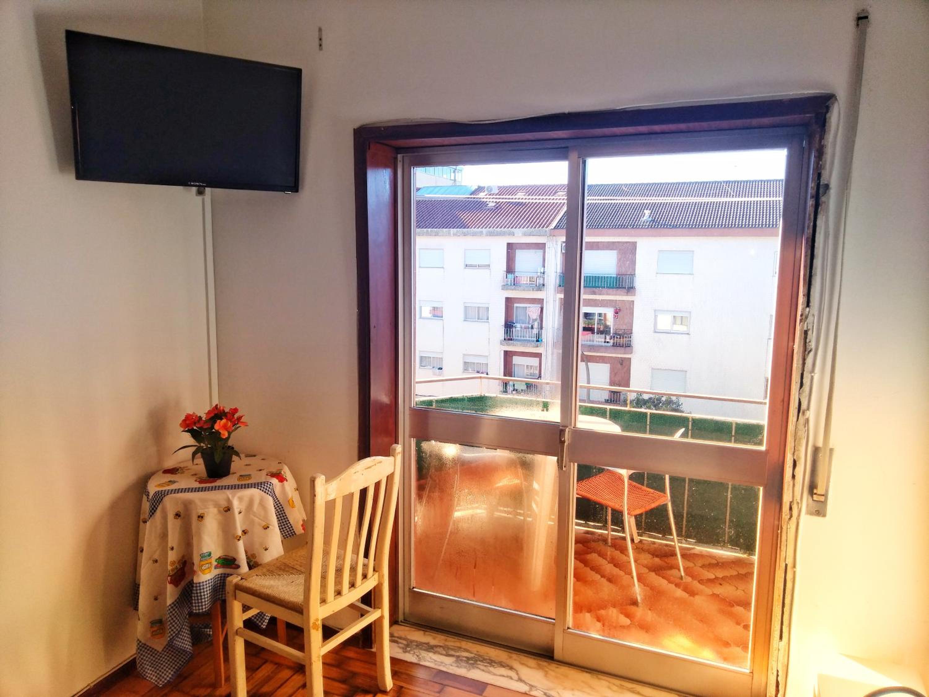 Queen Room with Balcony - Photo 5