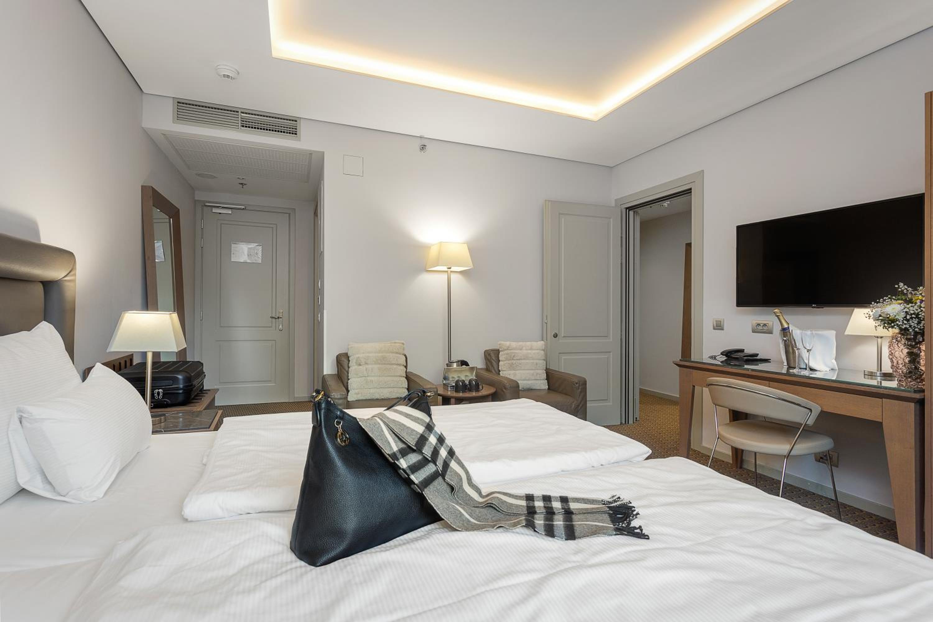 Two Connecting Double Rooms with Two Bathrooms - Photo 1