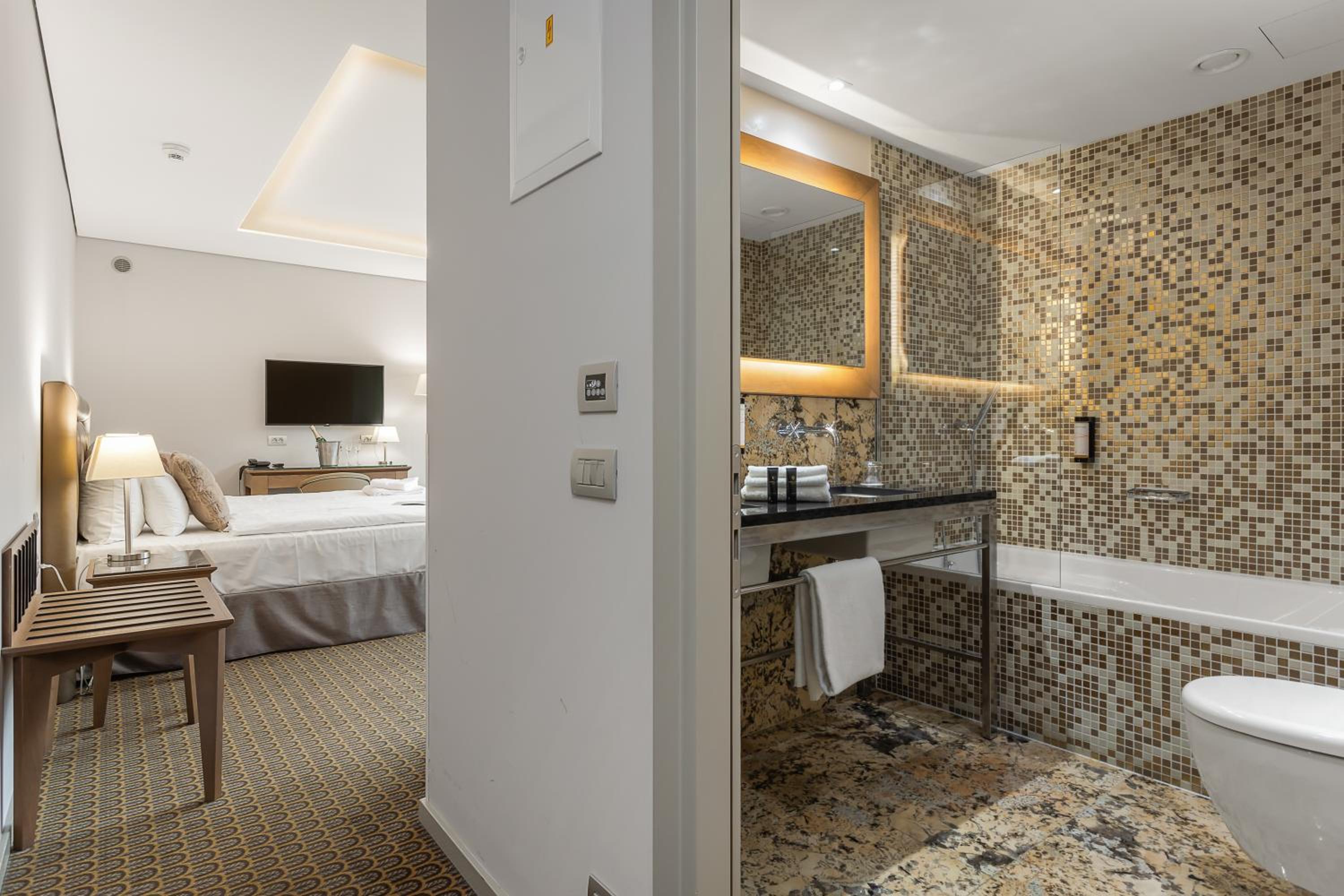 Two Connecting Double Rooms with Two Bathrooms - Photo 5