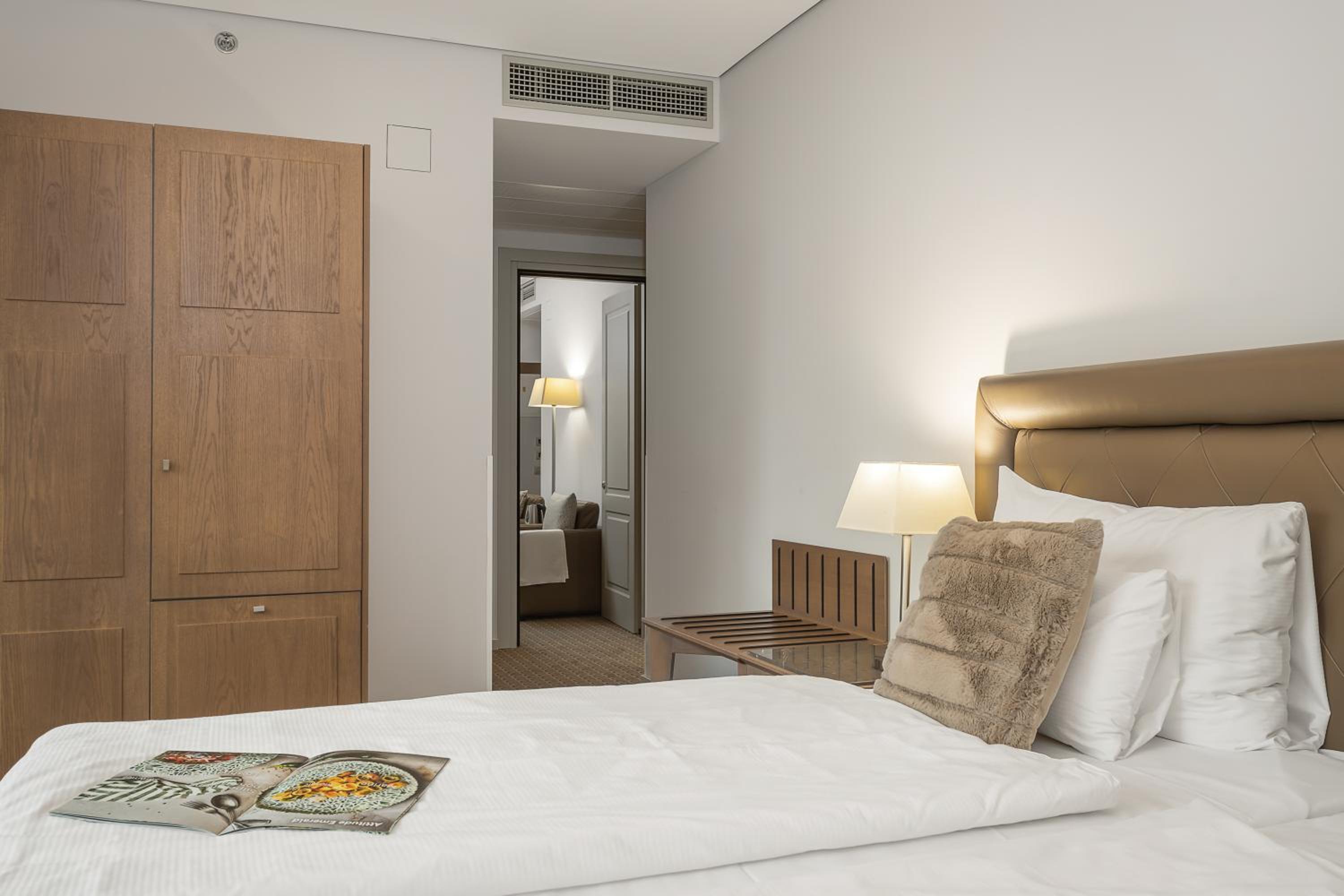 Two Connecting Double Rooms with Two Bathrooms - Photo 6