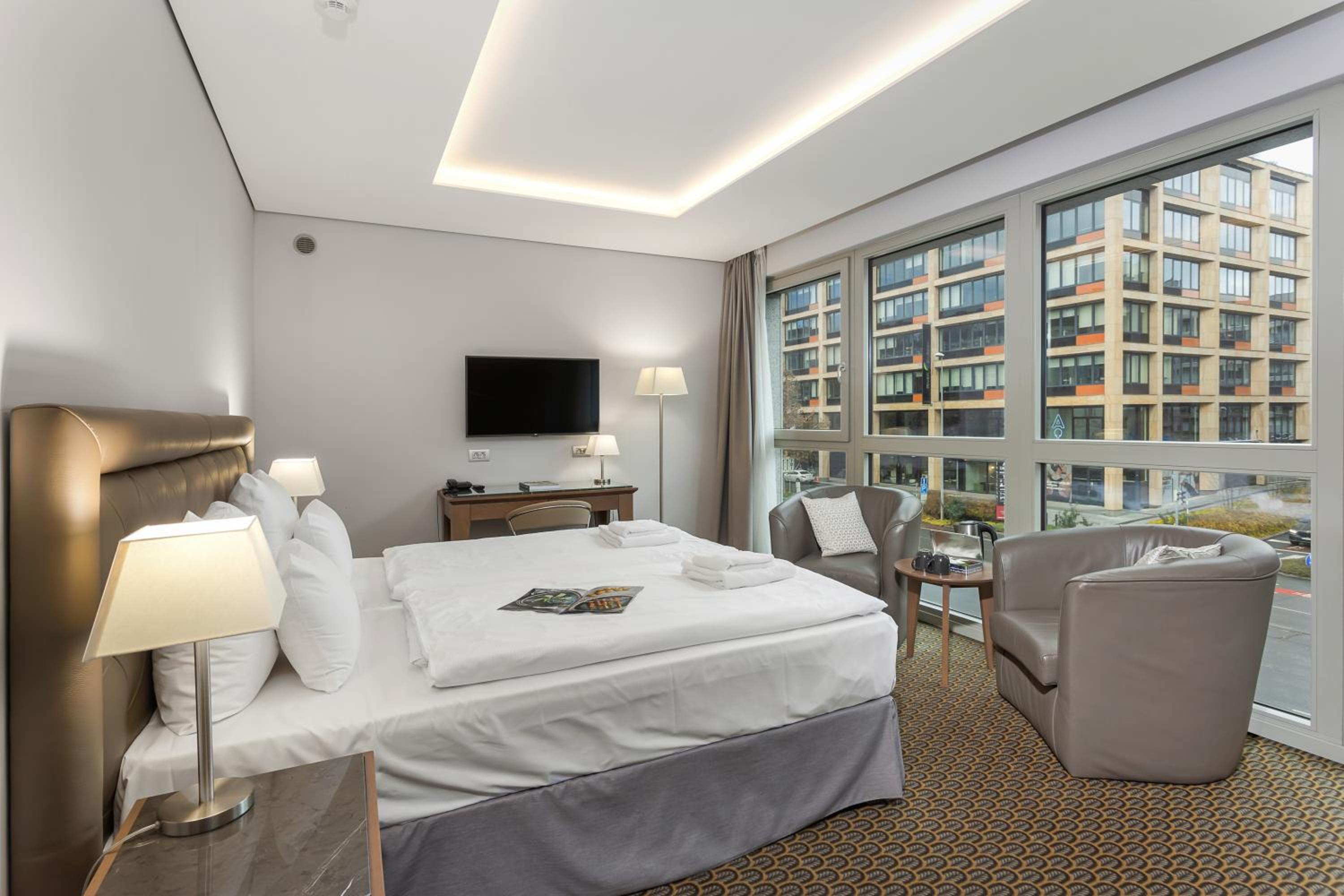 Two Connecting Double Rooms with Two Bathrooms - Photo 8