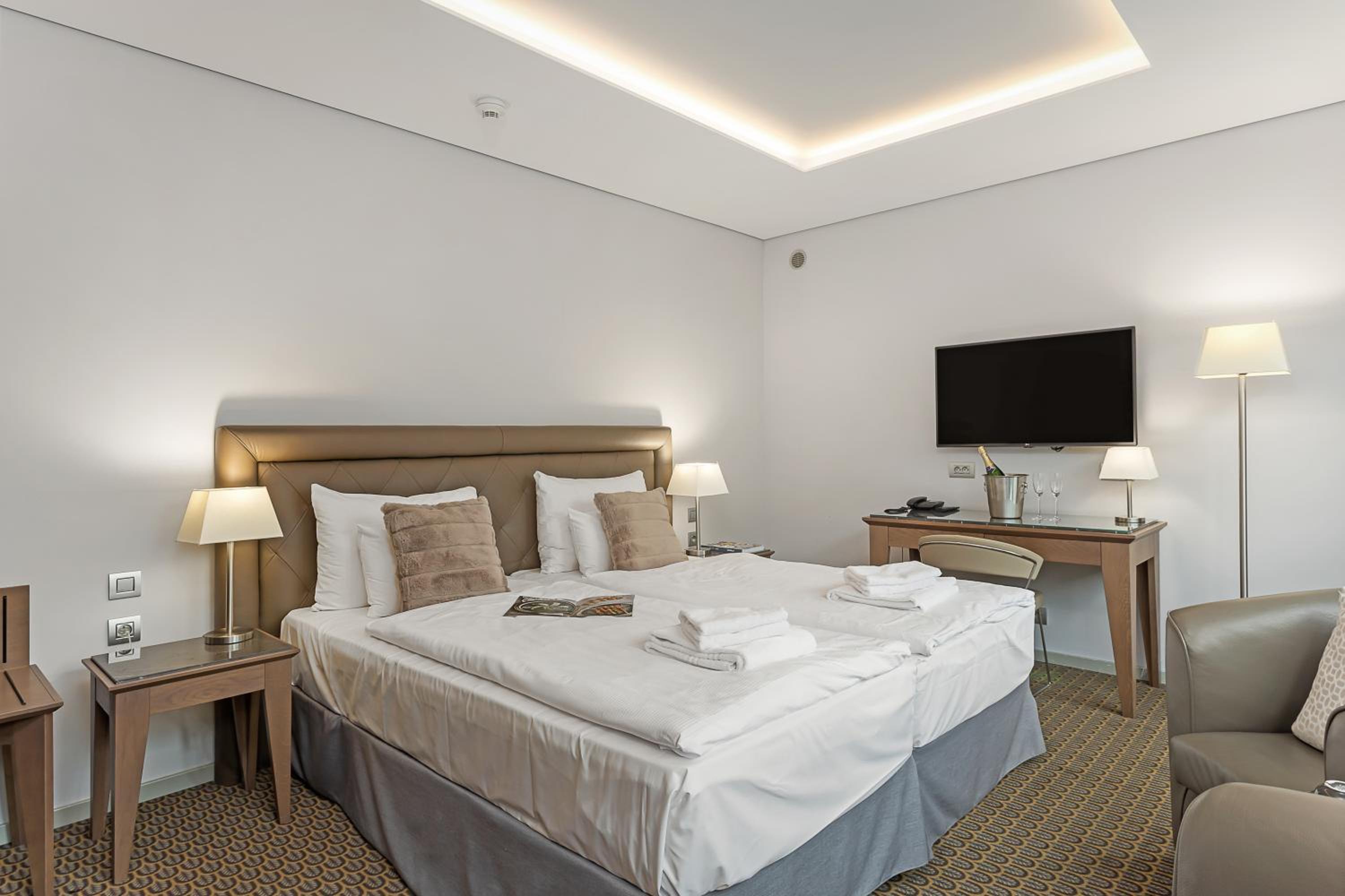 Two Connecting Double Rooms with Two Bathrooms - Photo 9