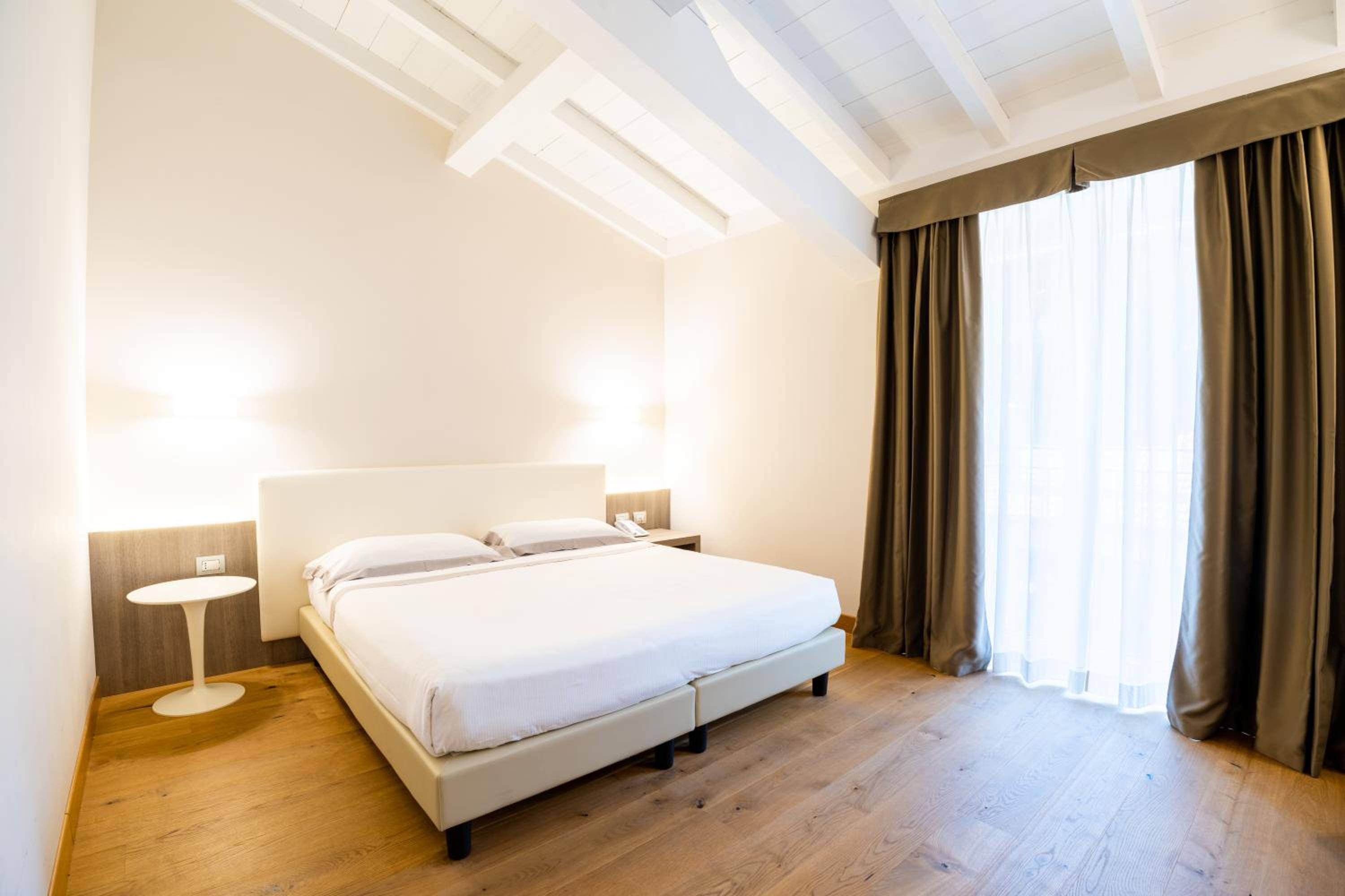 Deluxe Double or Twin Room - Photo 2