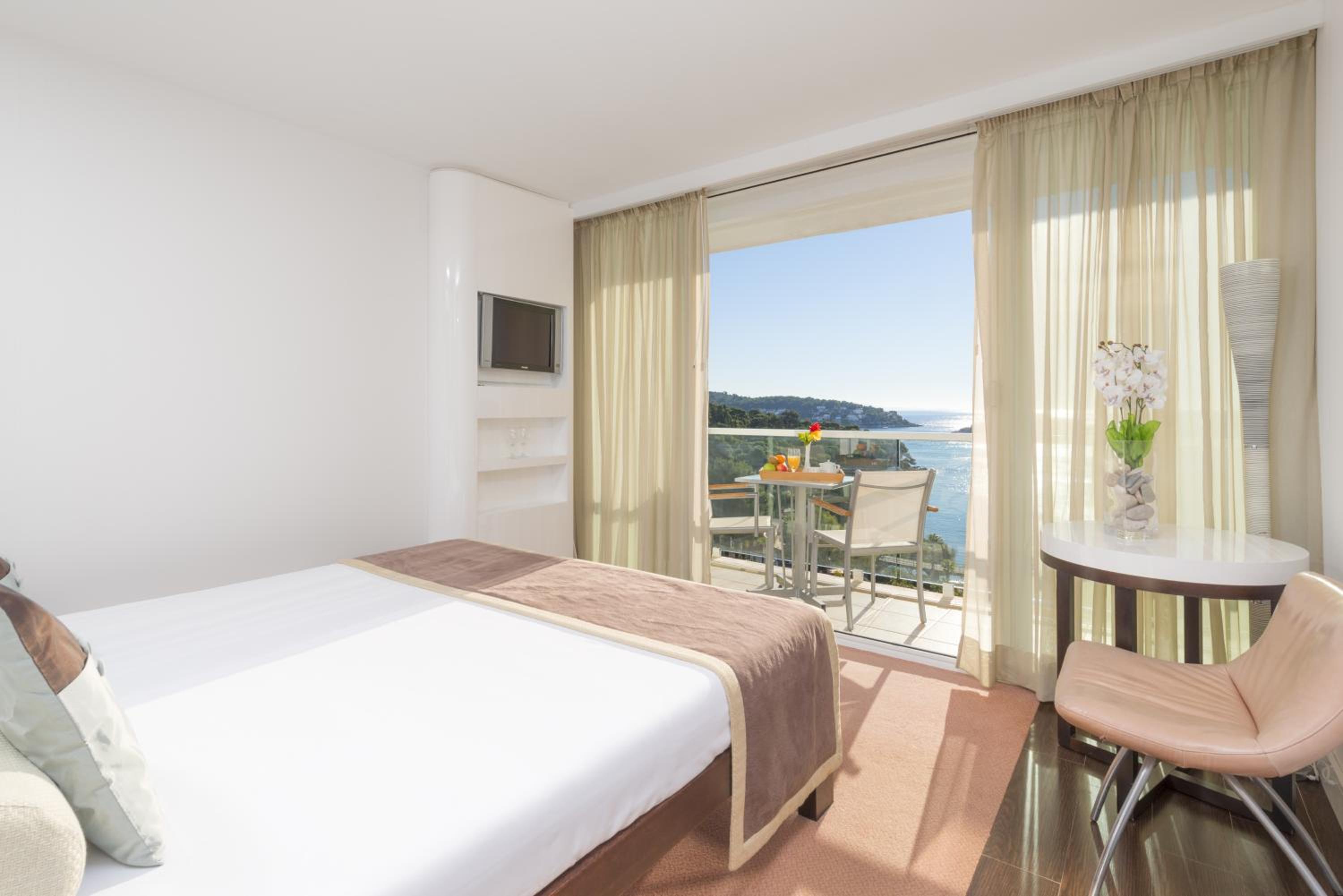 Superior Double Room with Balcony and Sea View - Photo 2