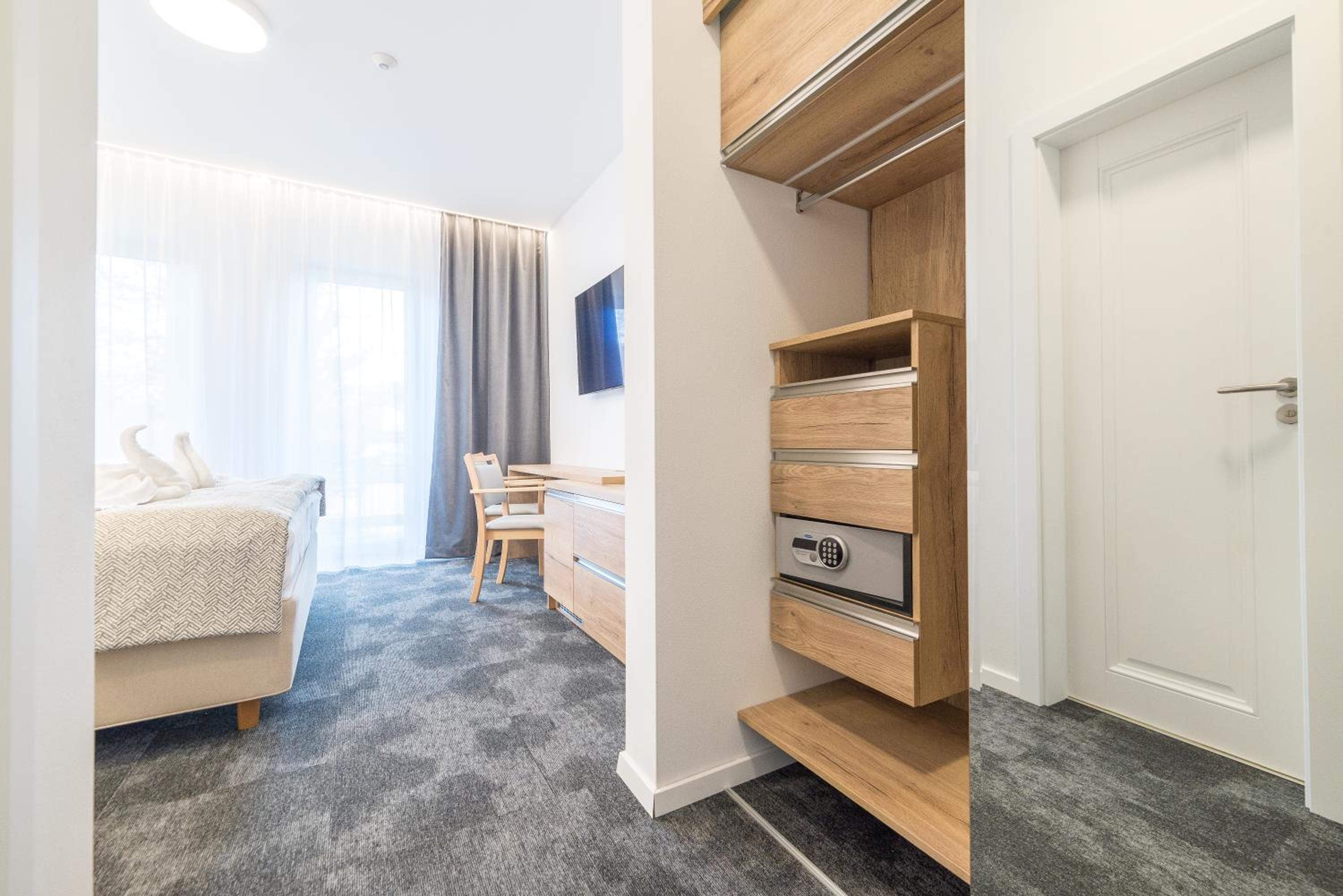 Deluxe Double Room - Photo 9
