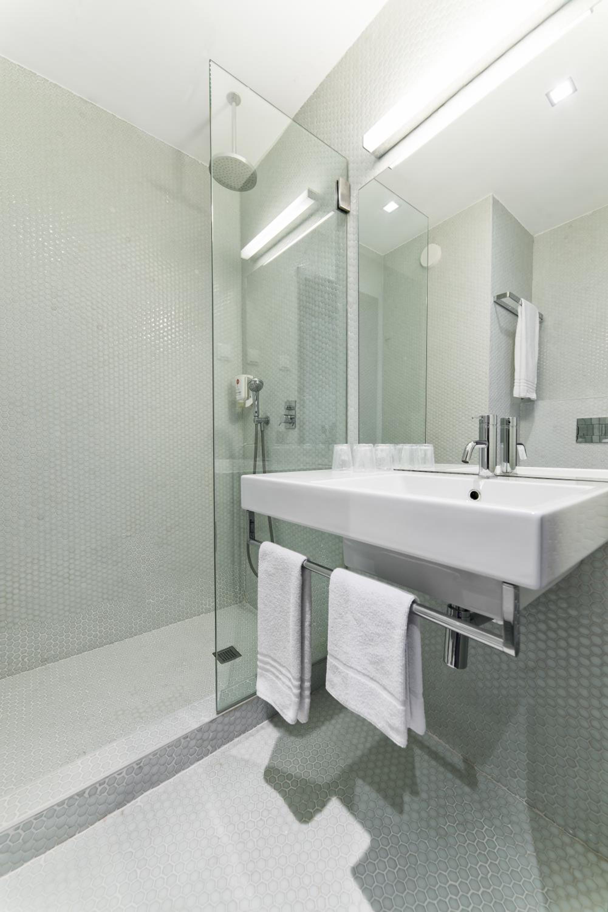 Standard Twin Room - Photo 5