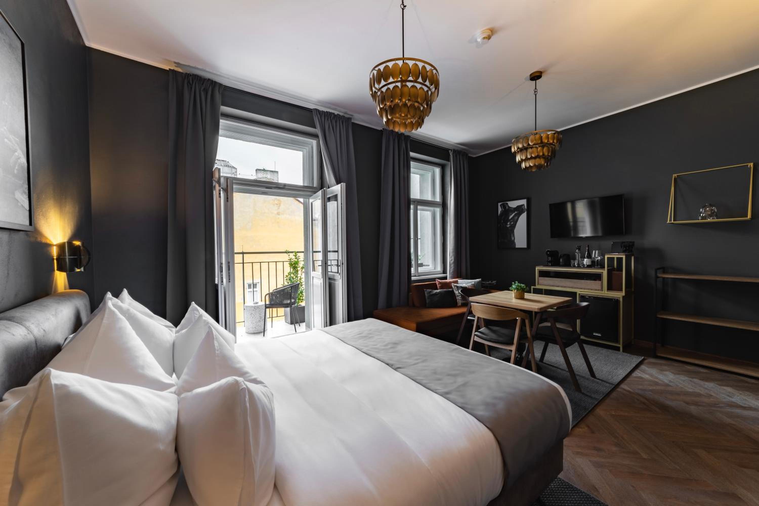 King Room with Balcony thumbnail 6
