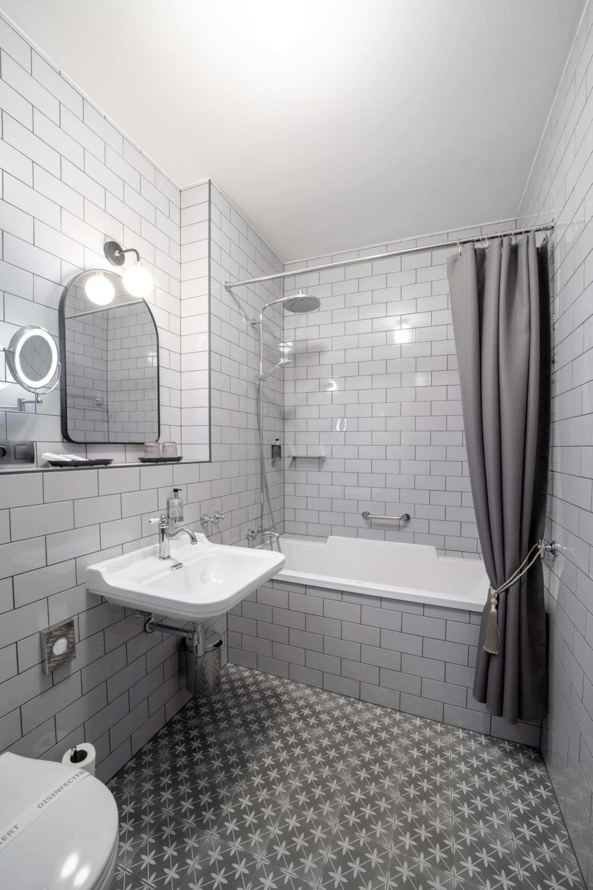 Triple Room with Bath thumbnail 5