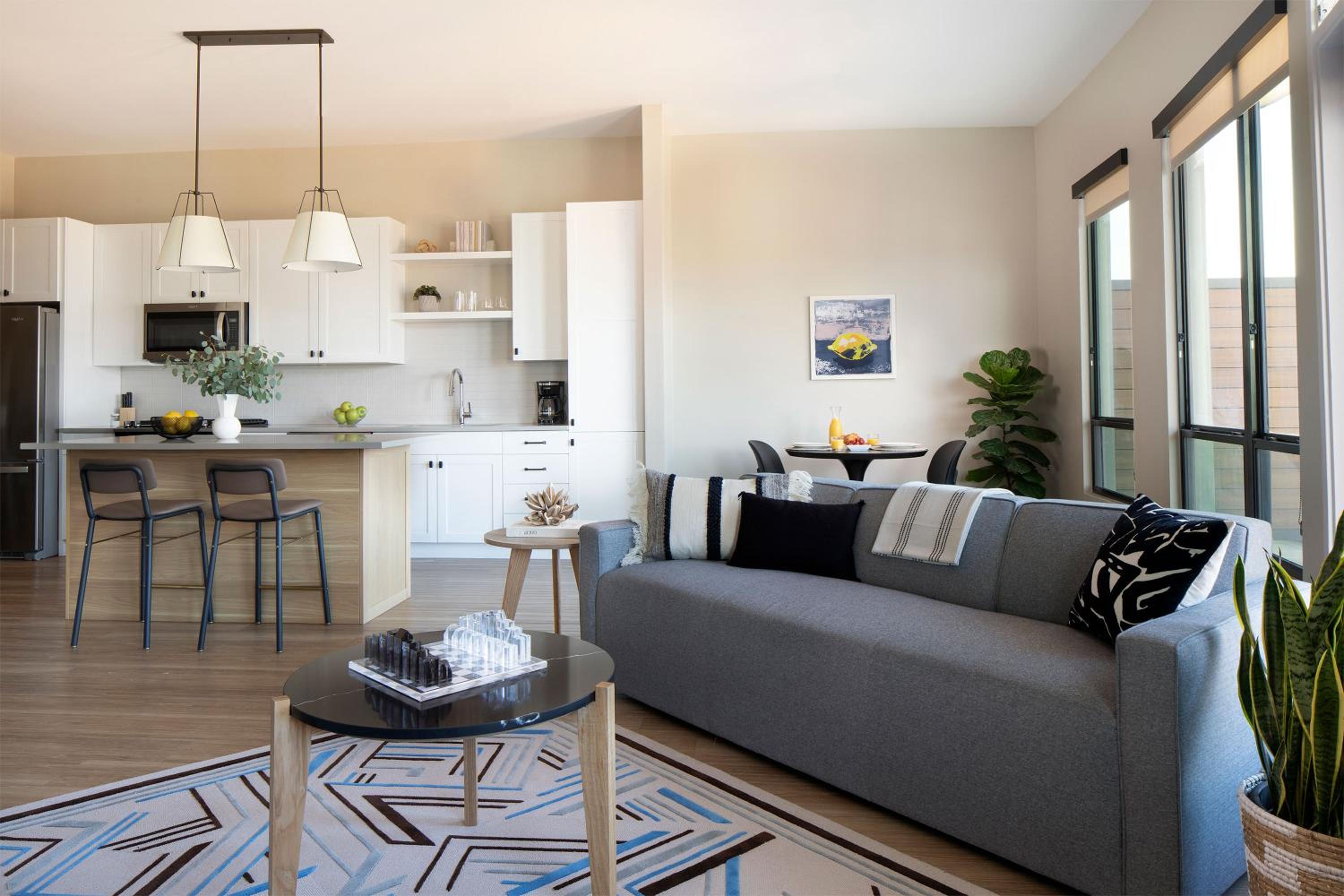 Designer Furnished 1 Bedroom King Apt in Old Town - Photo 1