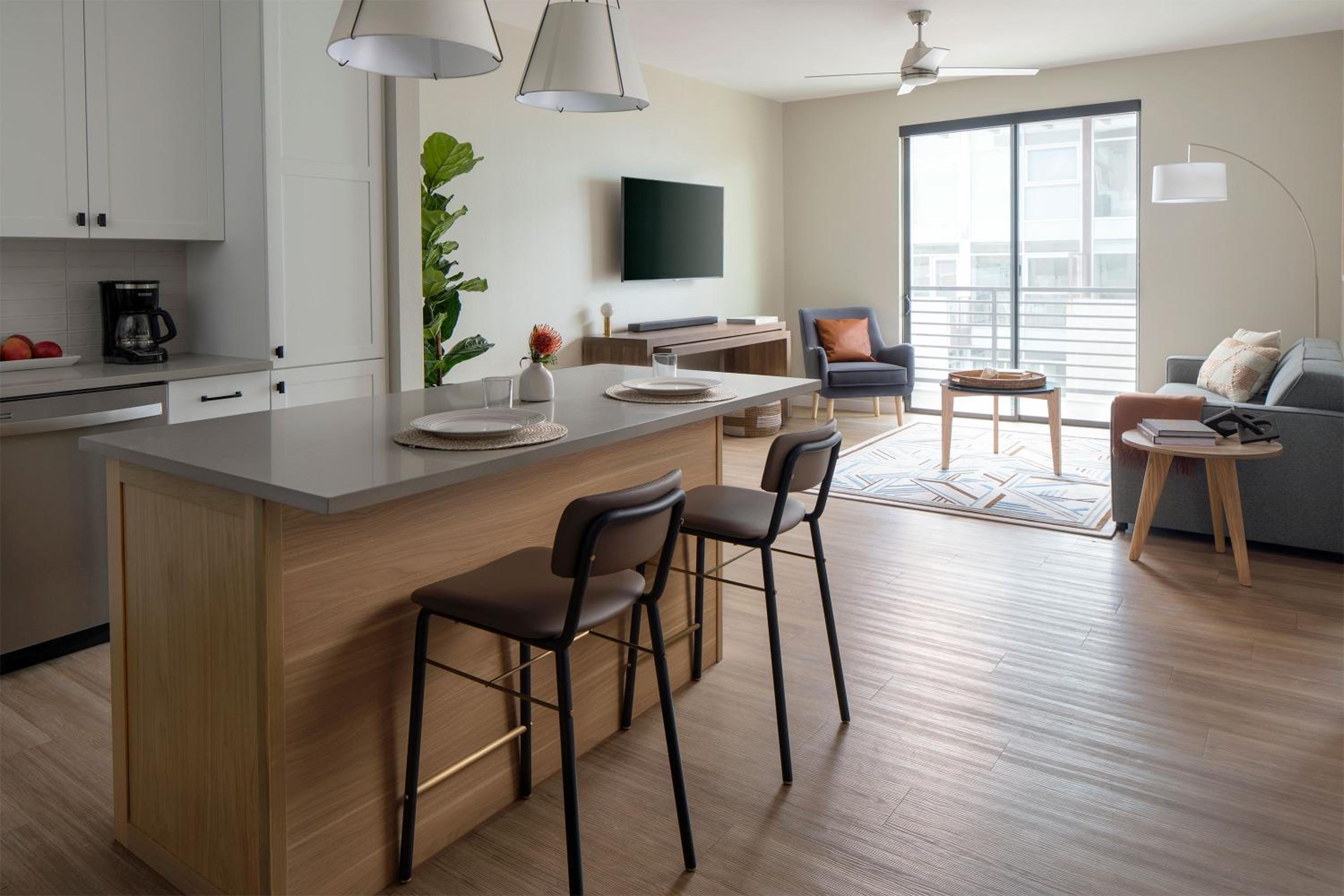 Designer Furnished 1 Bedroom King Apt in Old Town - Photo 4