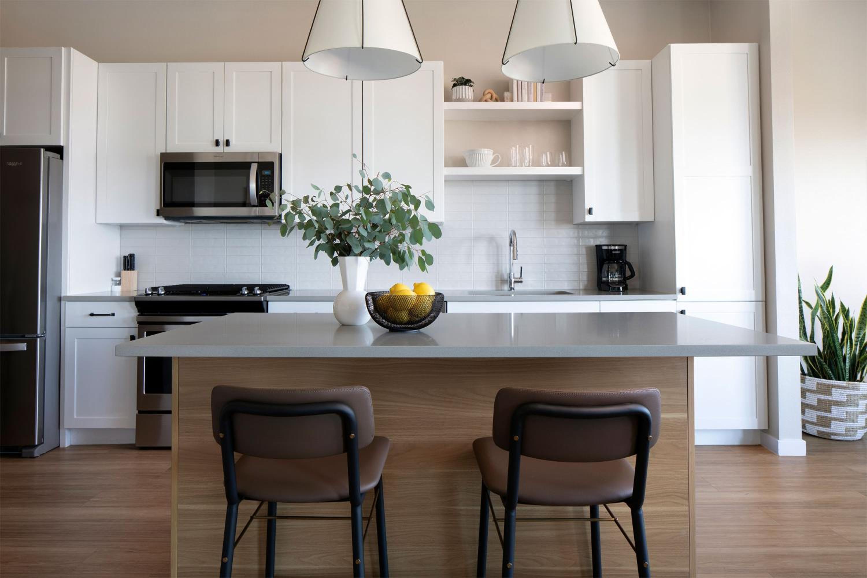 Designer Furnished 1 Bedroom King Apt in Old Town - Photo 9