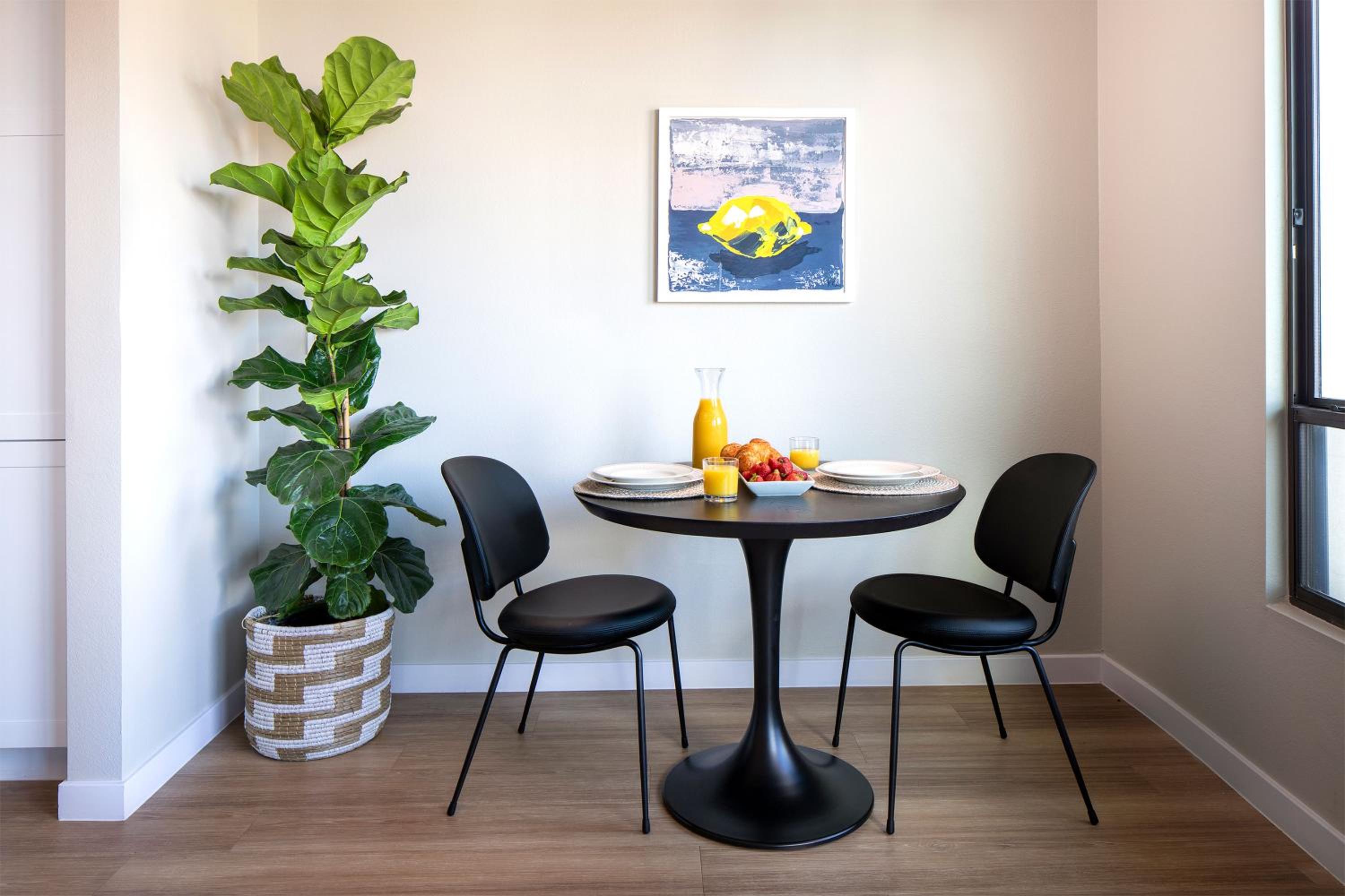 Designer Furnished 1 Bedroom King Apt in Old Town - Photo 8
