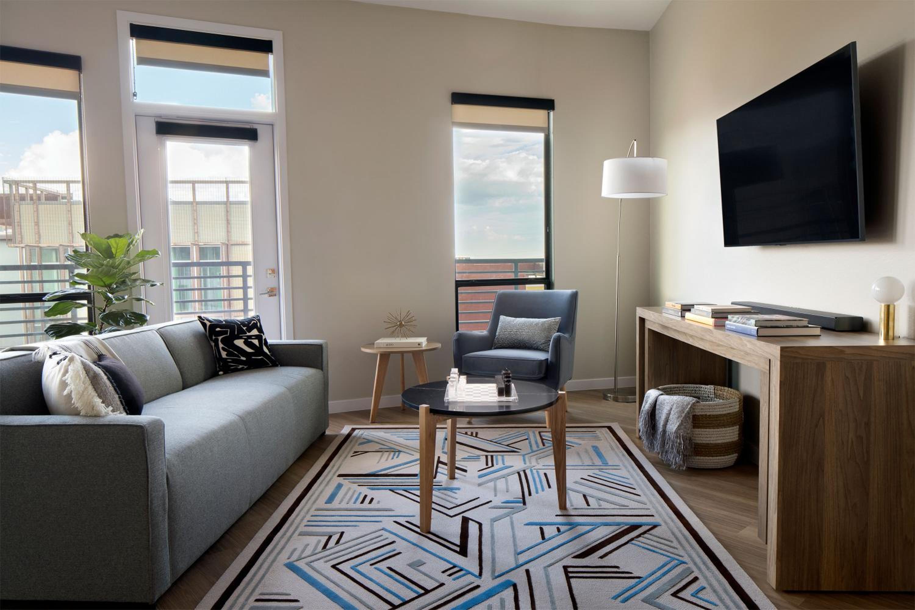 Designer Furnished 1 Bedroom King Apt in Old Town - Photo 6