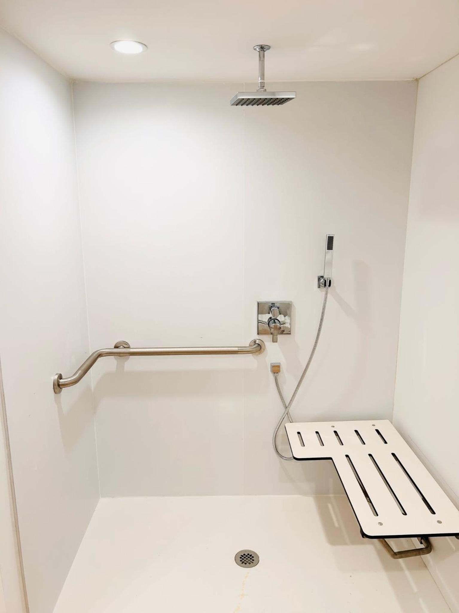 Deluxe Two Bedroom Accessible - Photo 4