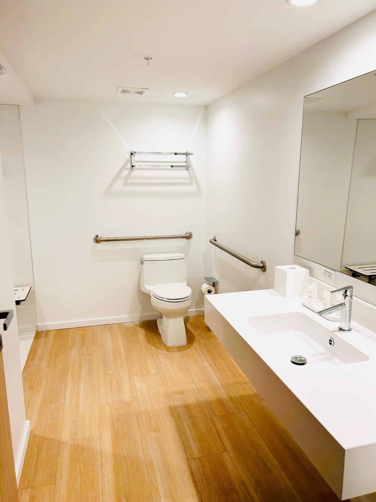 Deluxe Two Bedroom Accessible - Photo 3