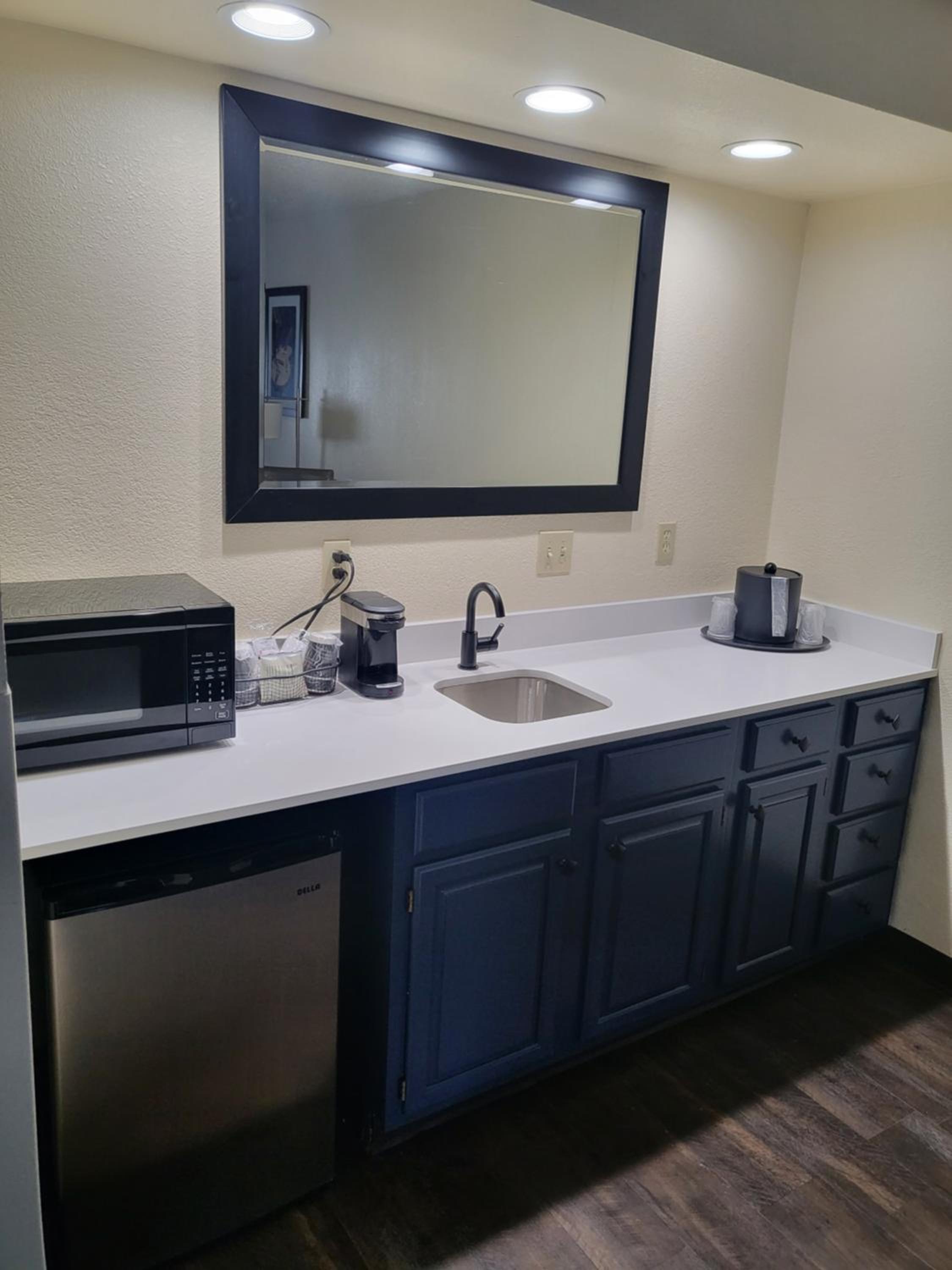 Executive Suite (Complimentary Happy Hour M-Sa) - Photo 8