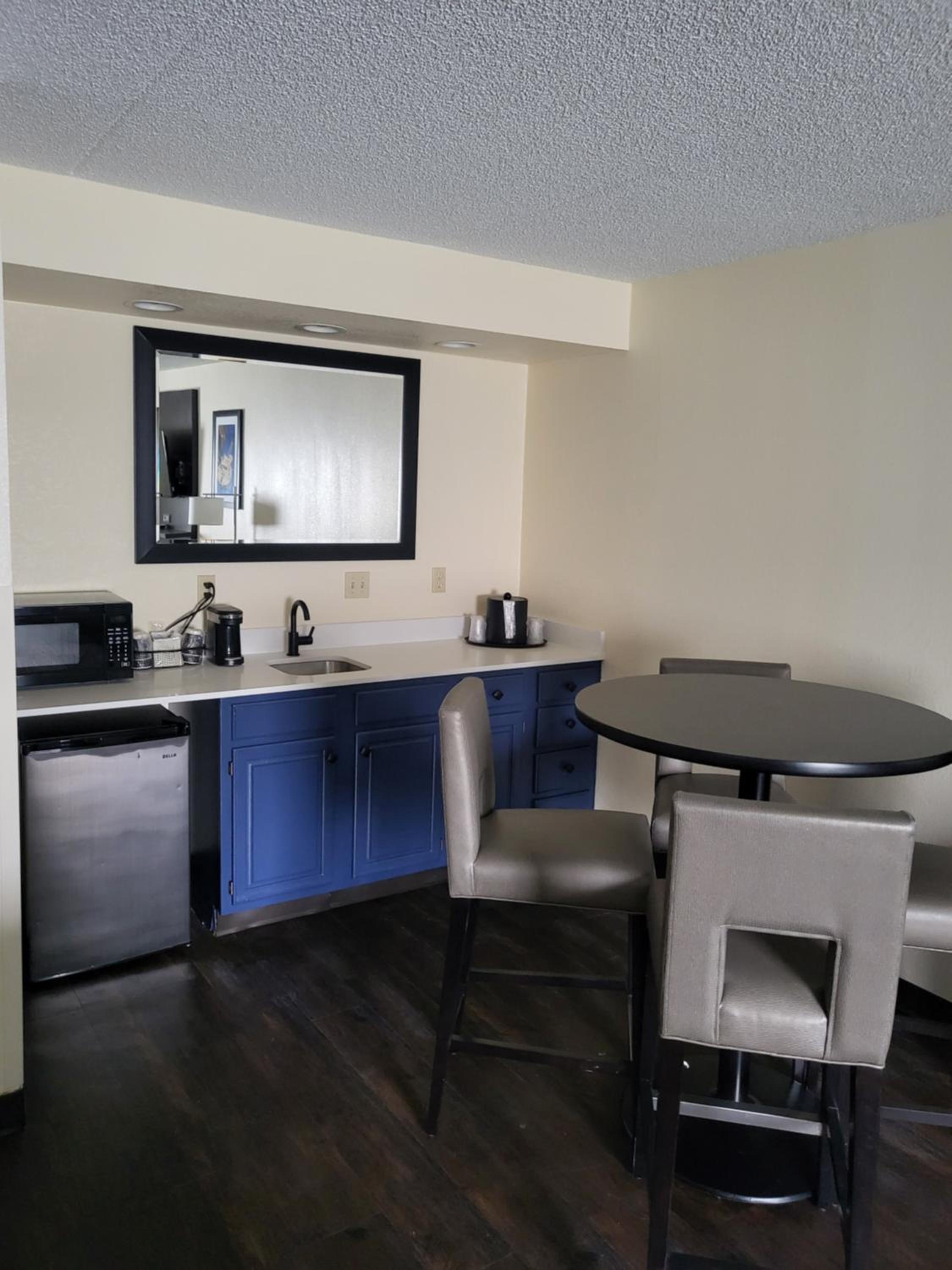 Executive Suite (Complimentary Happy Hour M-Sa) - Photo 2