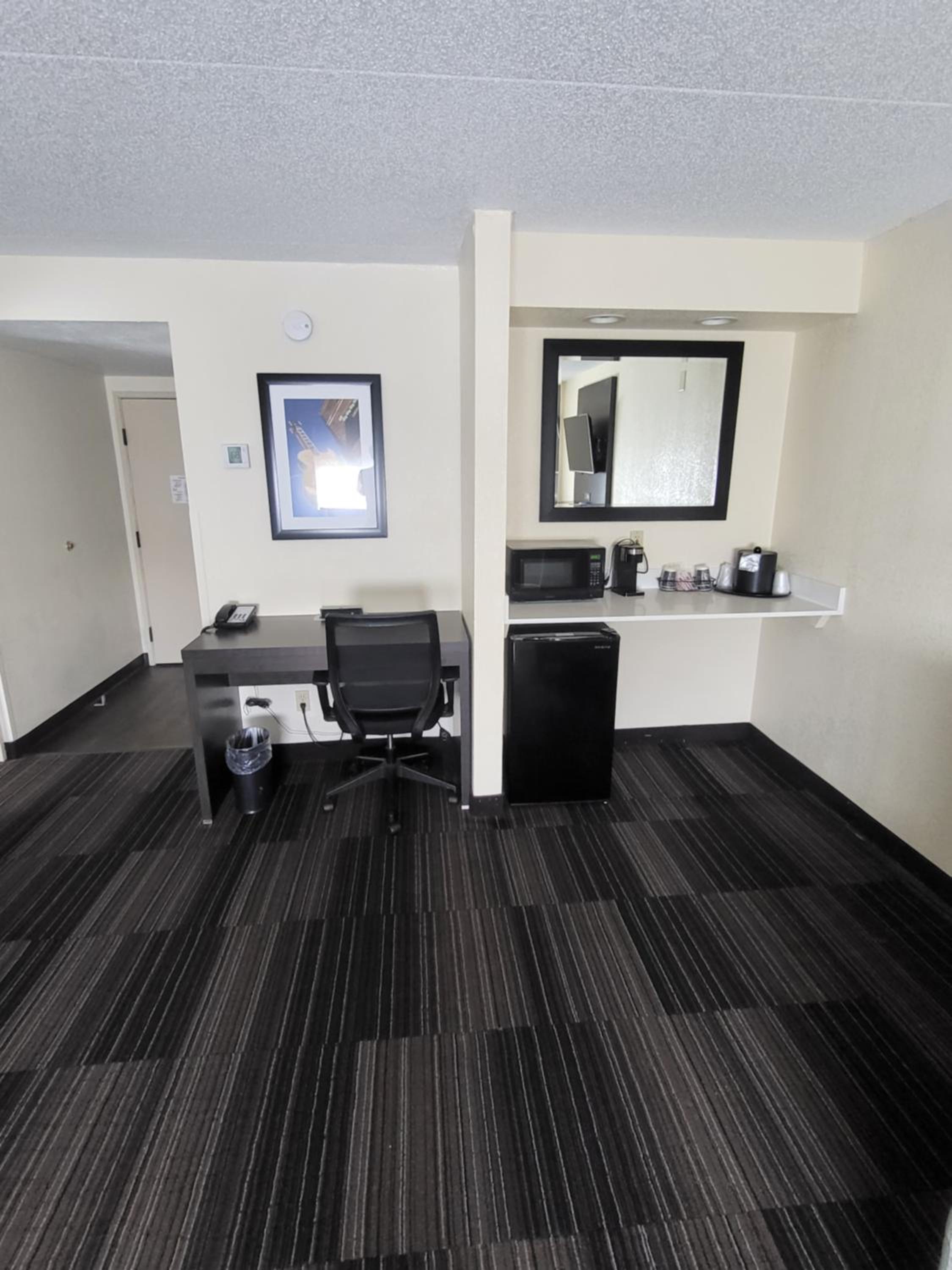 Two Queen Beds with Balcony/Patio (Complimentary Happy Hour M-Sa)