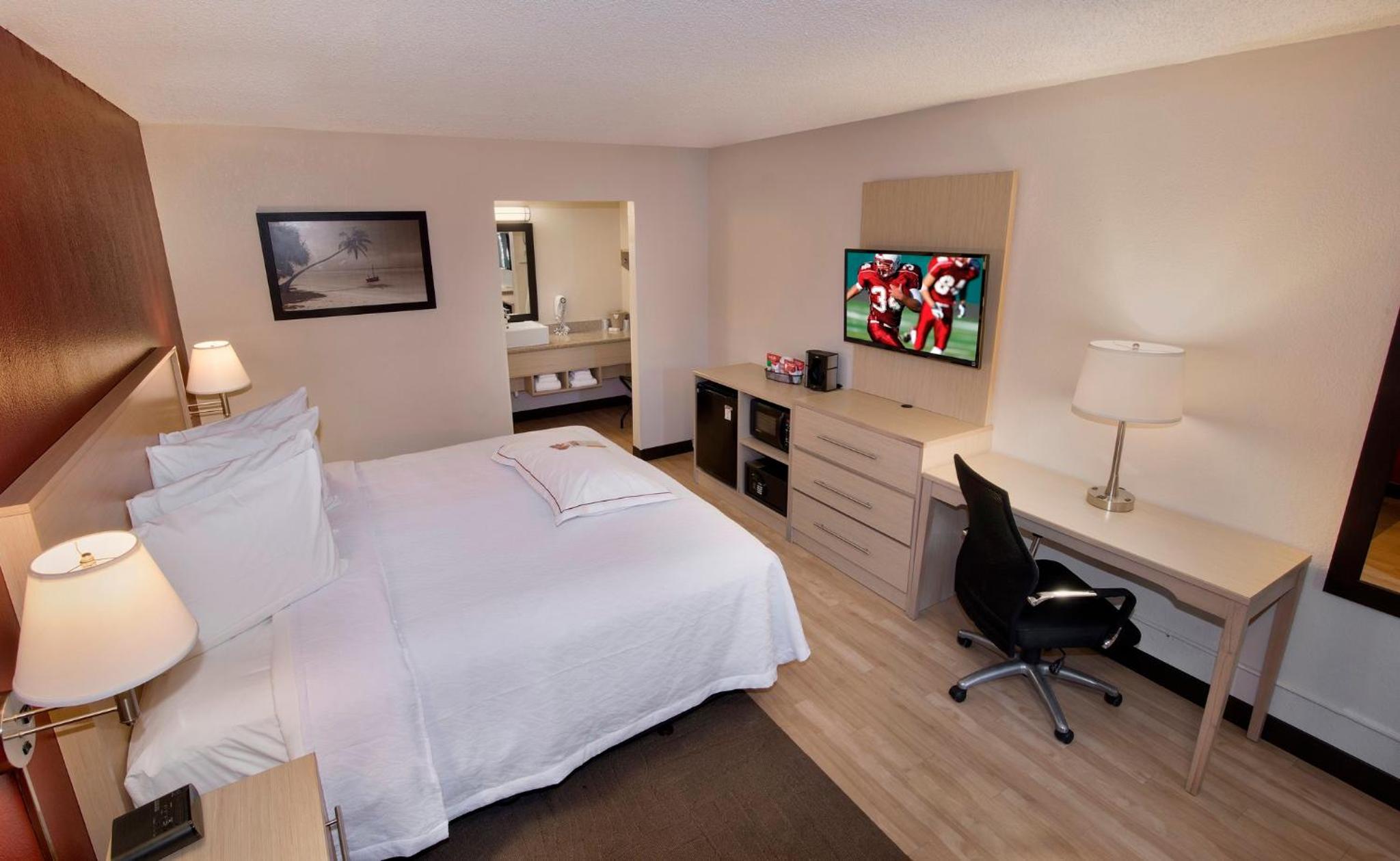 Premium King Room Smoke Free (Upgraded Bedding & Snack) photo 2