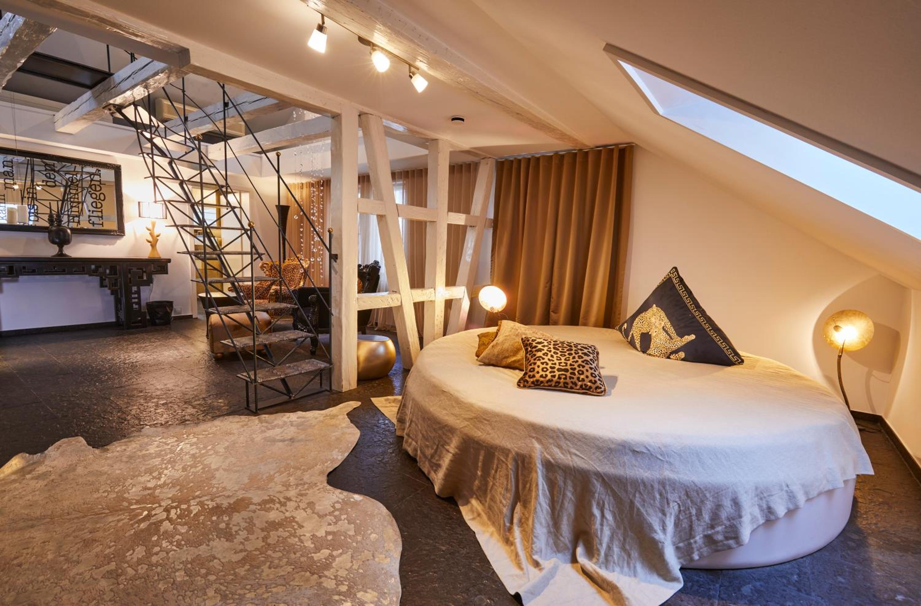 Suite with Spa Bath - Photo 1