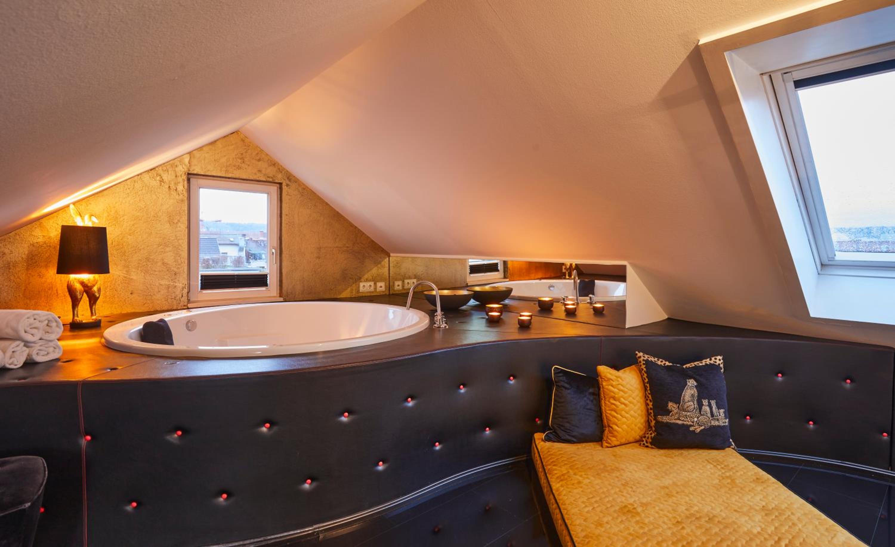 Suite with Spa Bath - Photo 2
