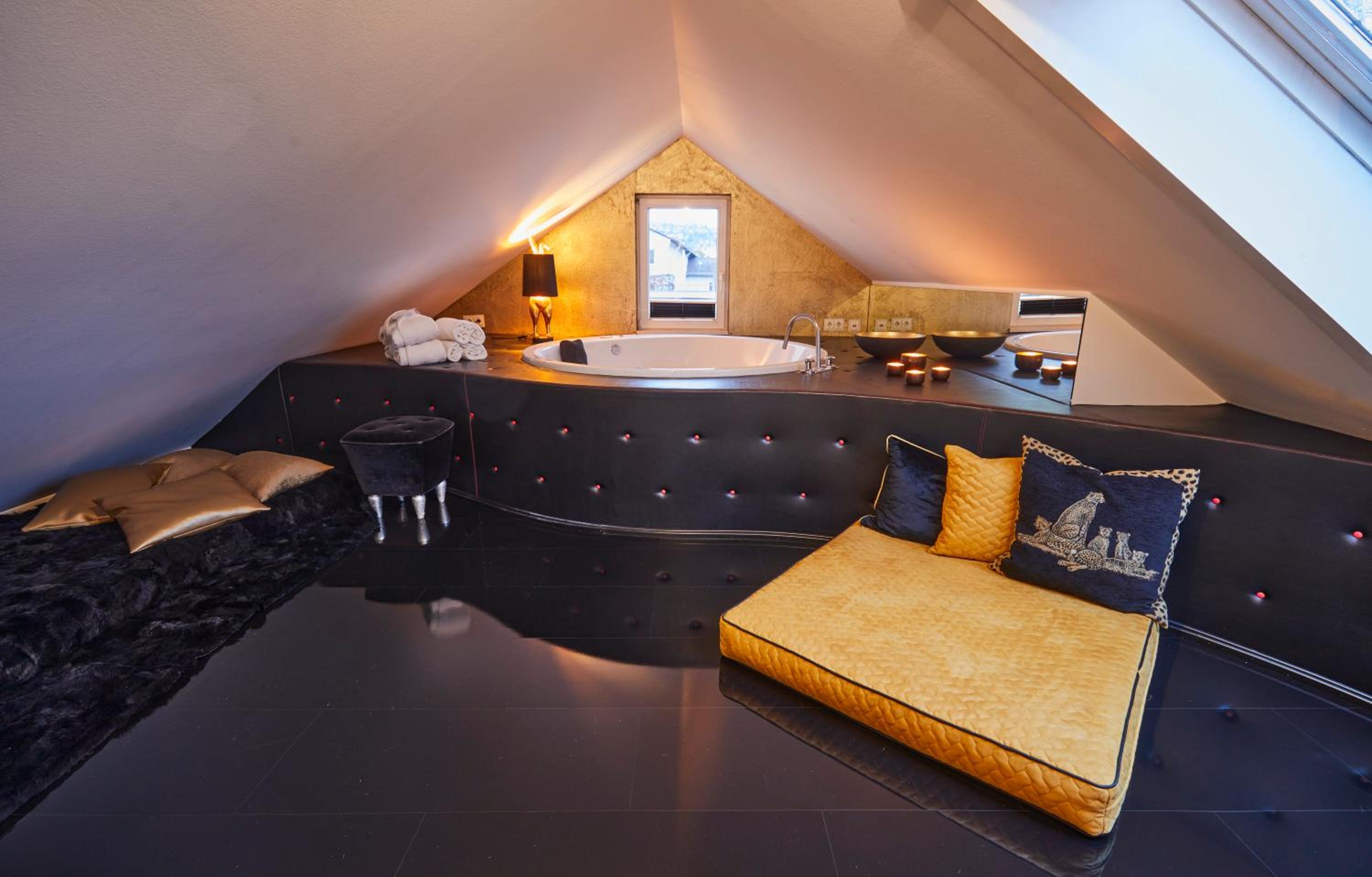 Suite with Spa Bath - Photo 6