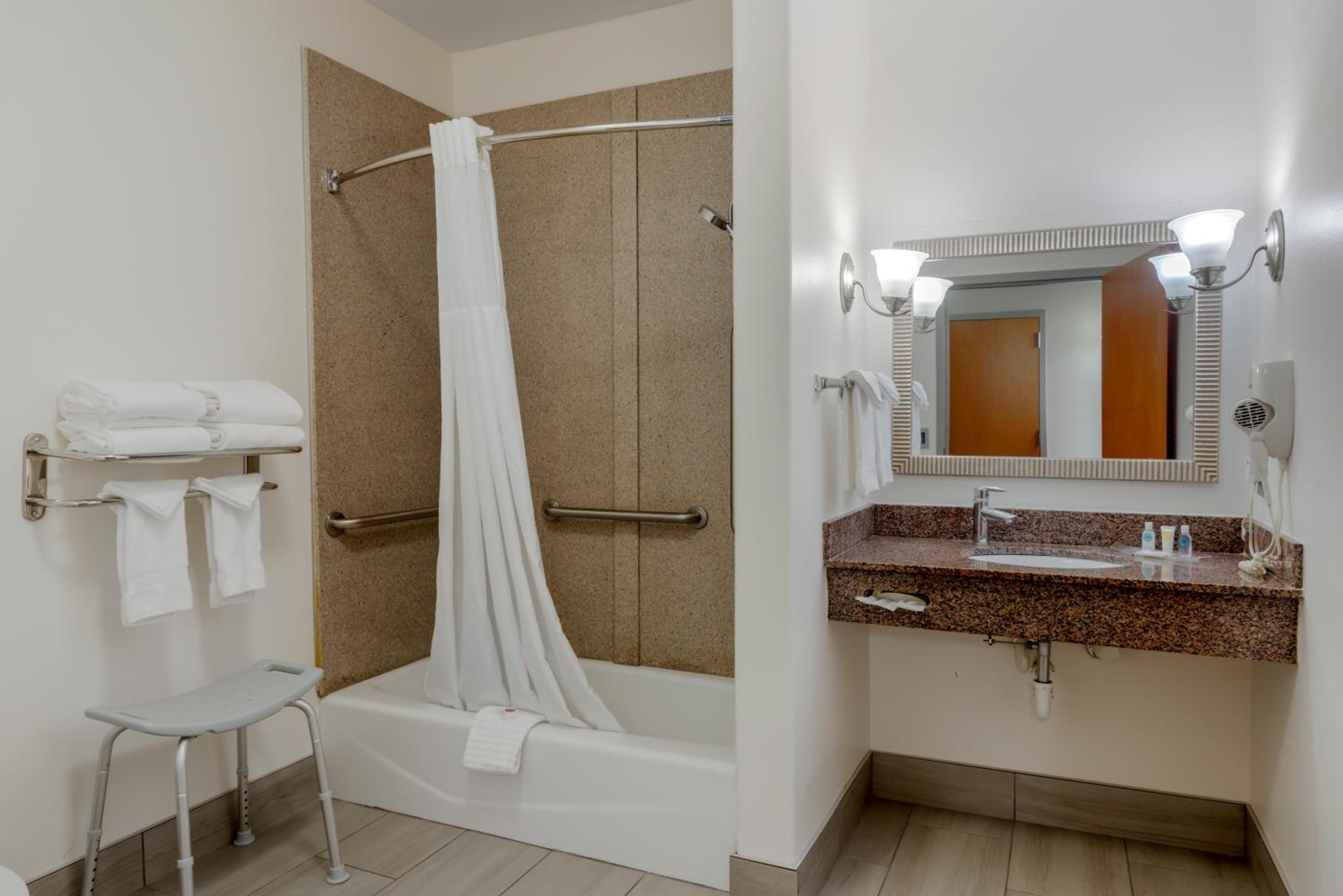 King Room - Accessible/Non-Smoking - Photo 3