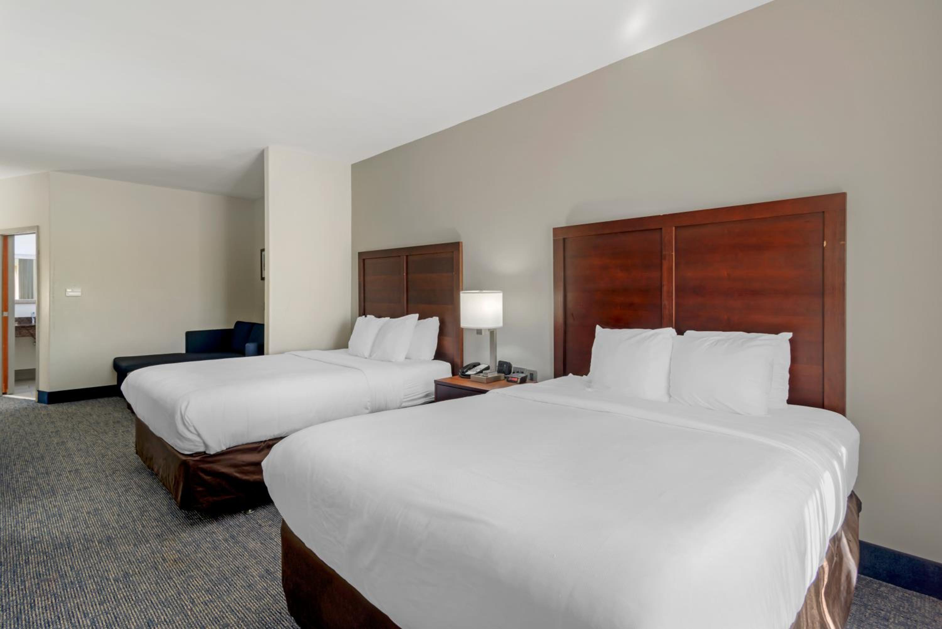 Queen Room with Two Queen Beds - Accessible/Non-Smoking  - Photo 2