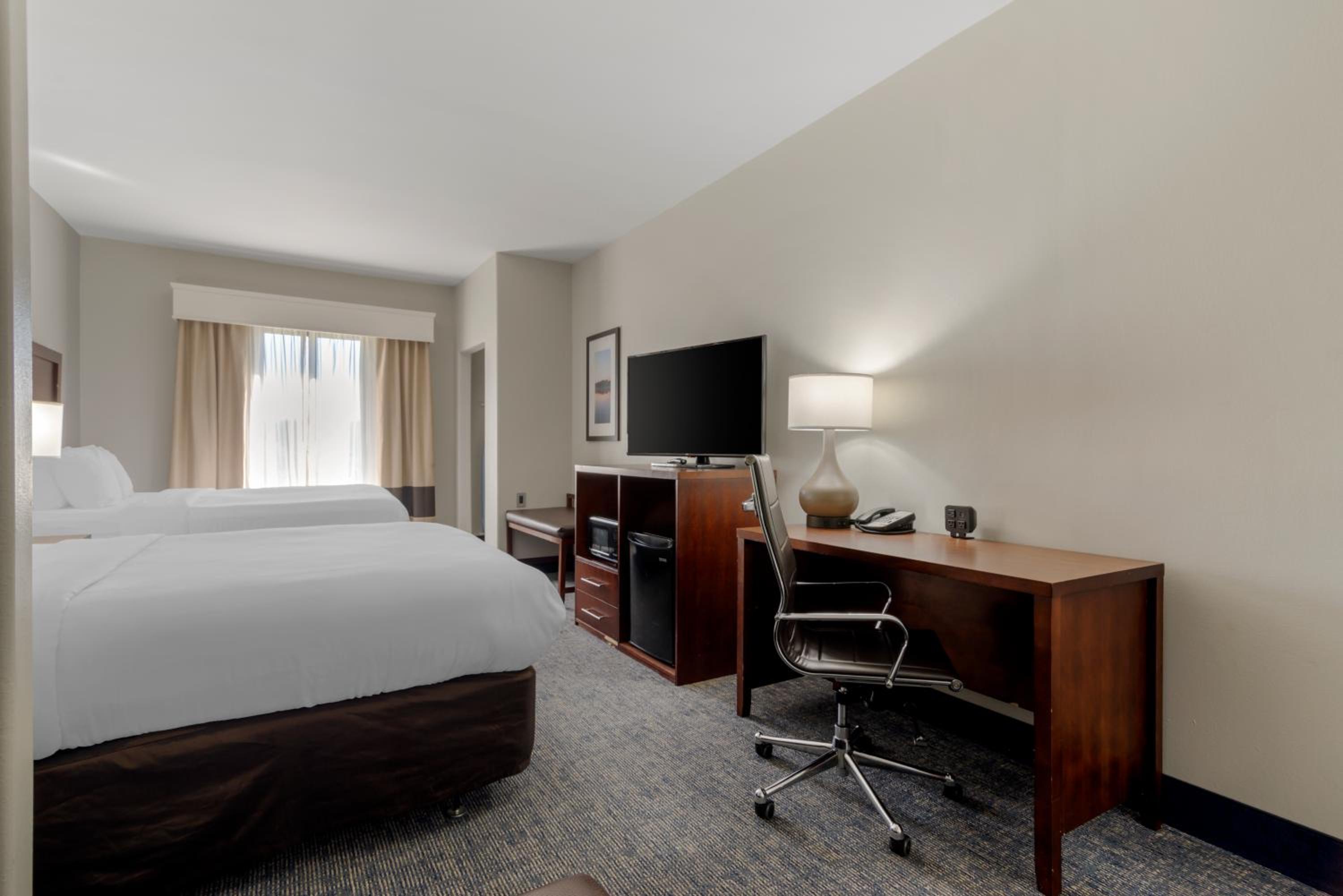Queen Room with Two Queen Beds - Accessible/Non-Smoking  - Photo 4
