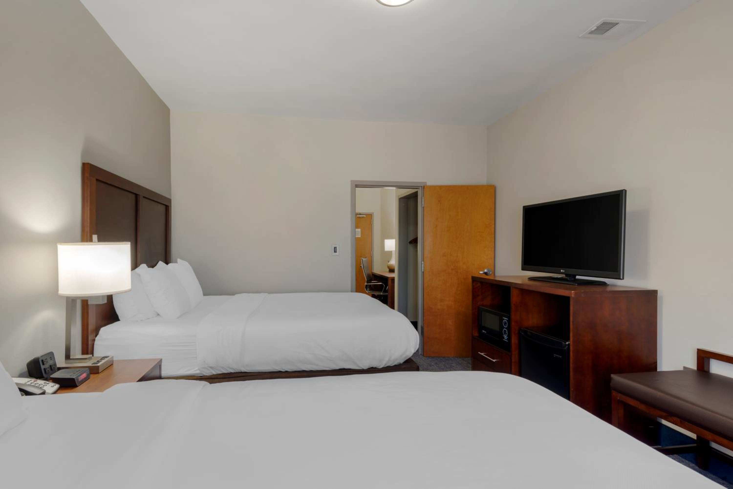 Standard Queen Suite with Two Queen Beds - Non-Smoking - Photo 4