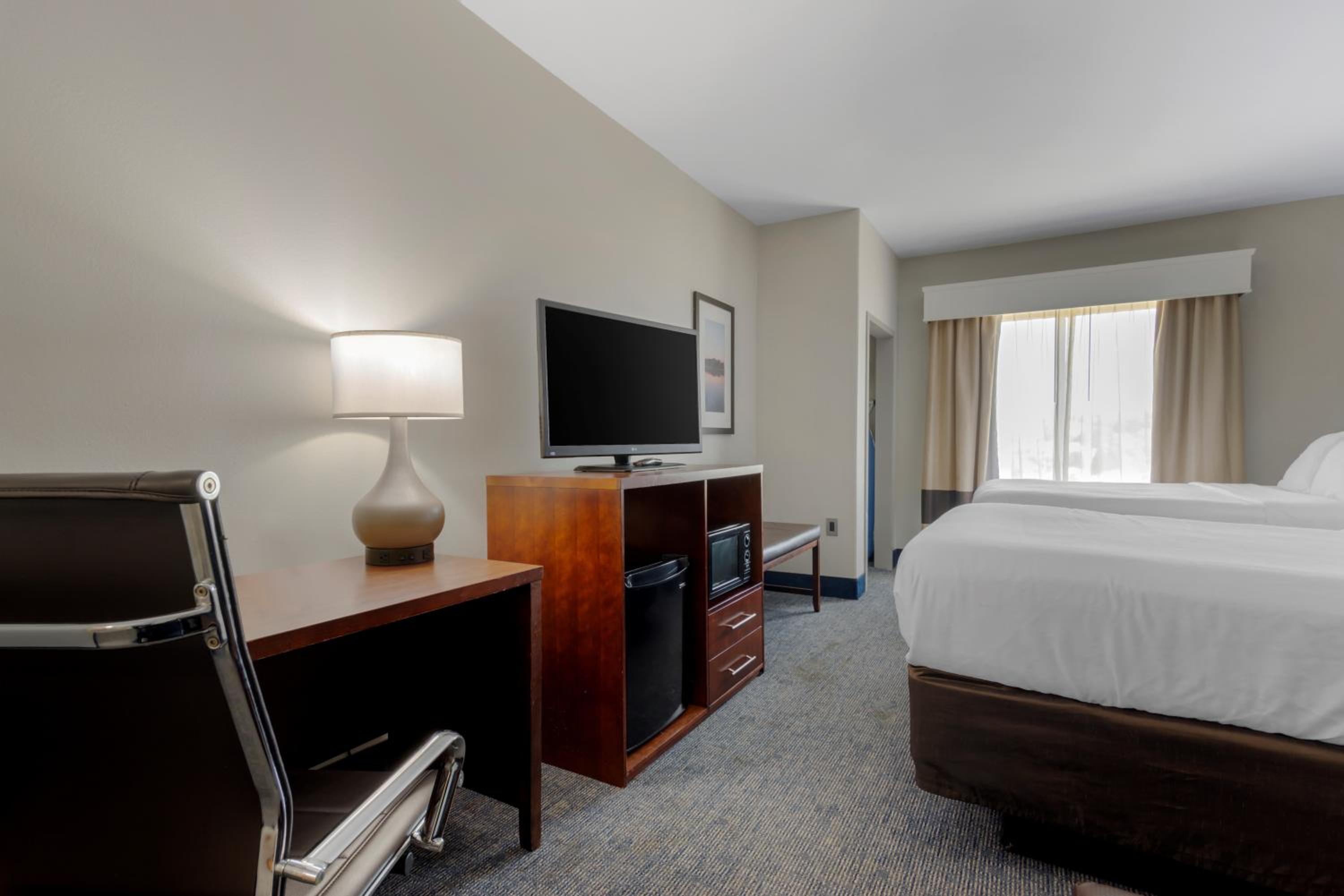 Queen Suite with Two Queen Beds - Non-Smoking - Photo 2