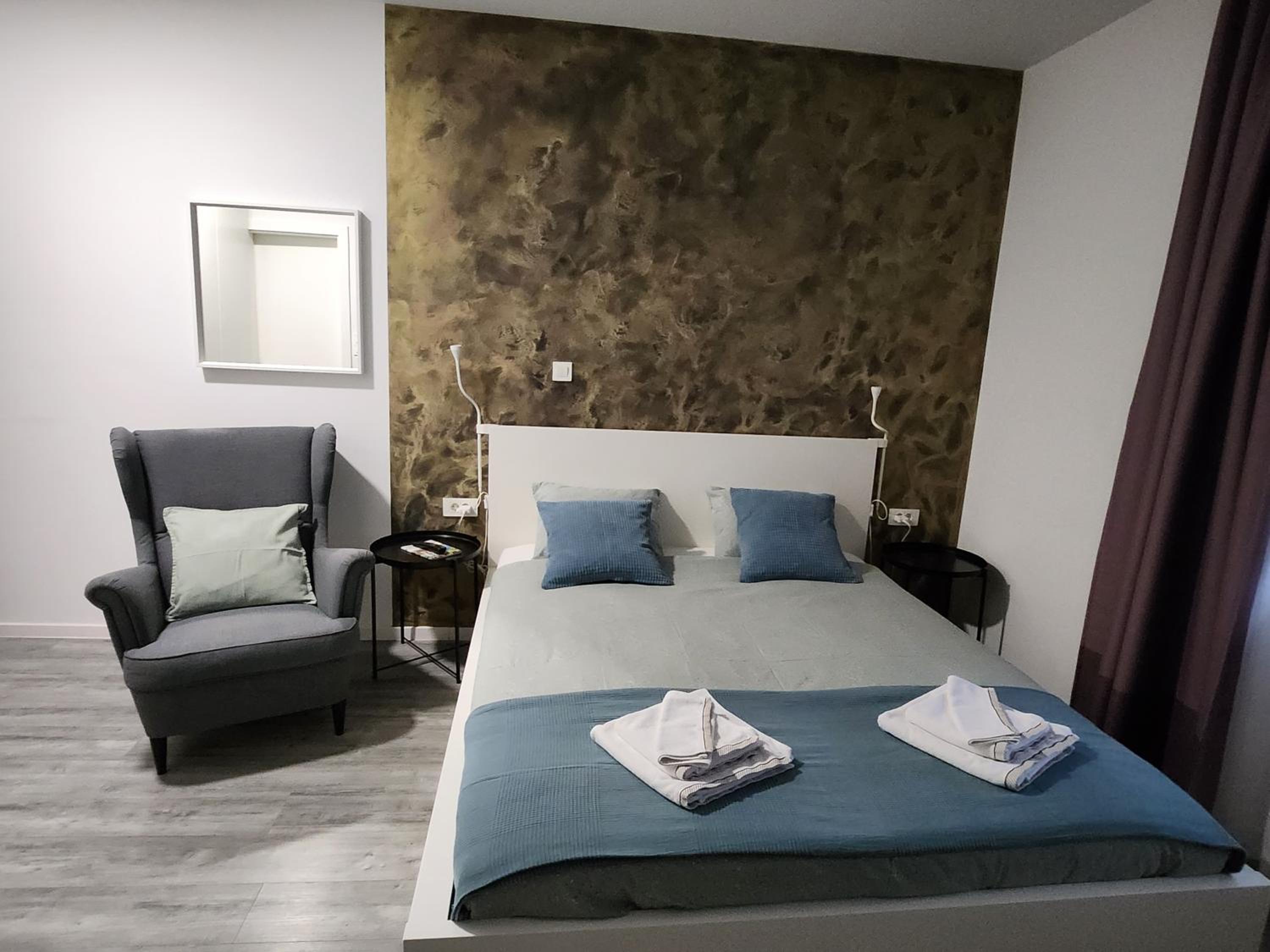 One-Bedroom Apartment - Photo 1