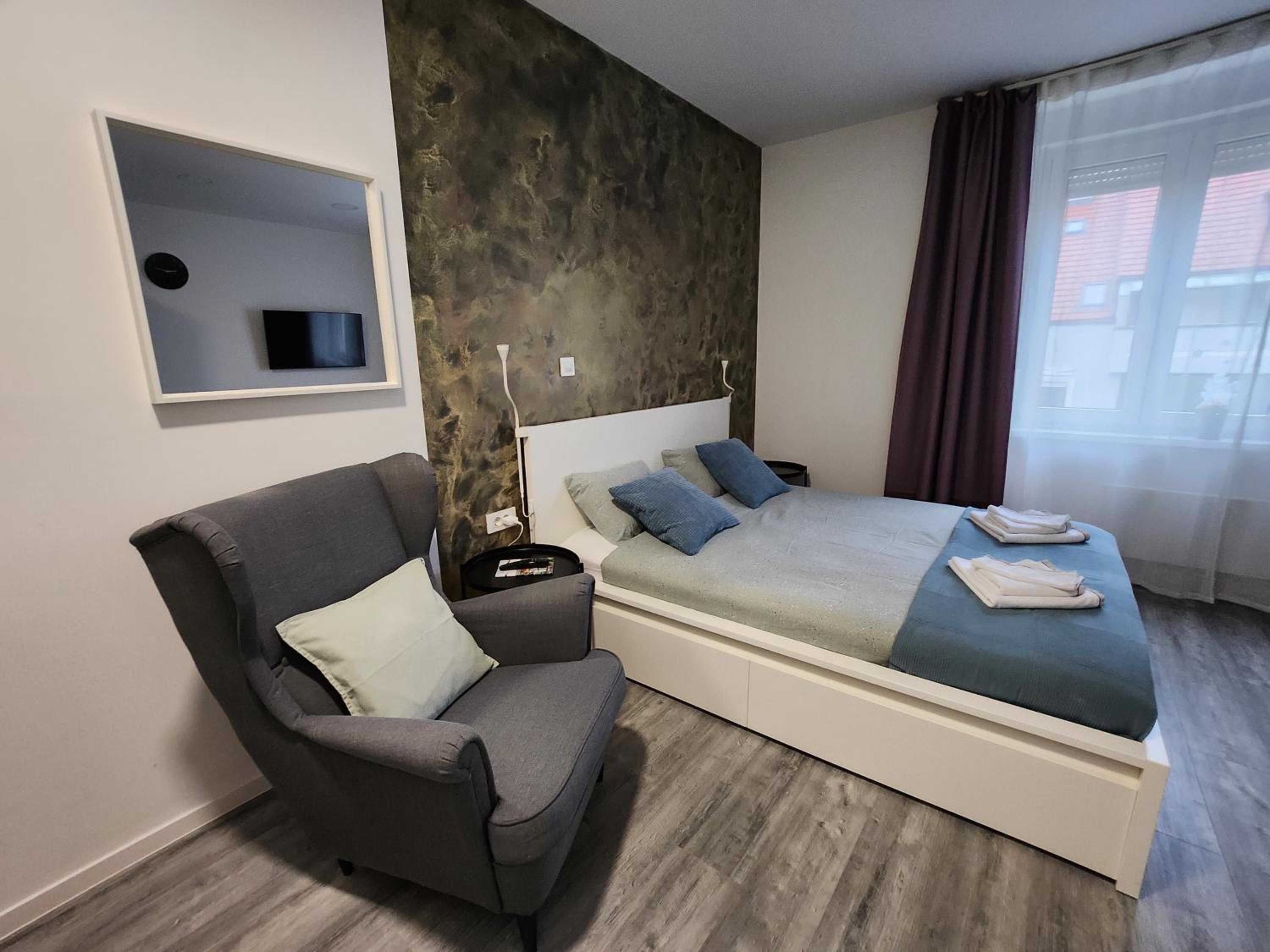 One-Bedroom Apartment - Photo 4