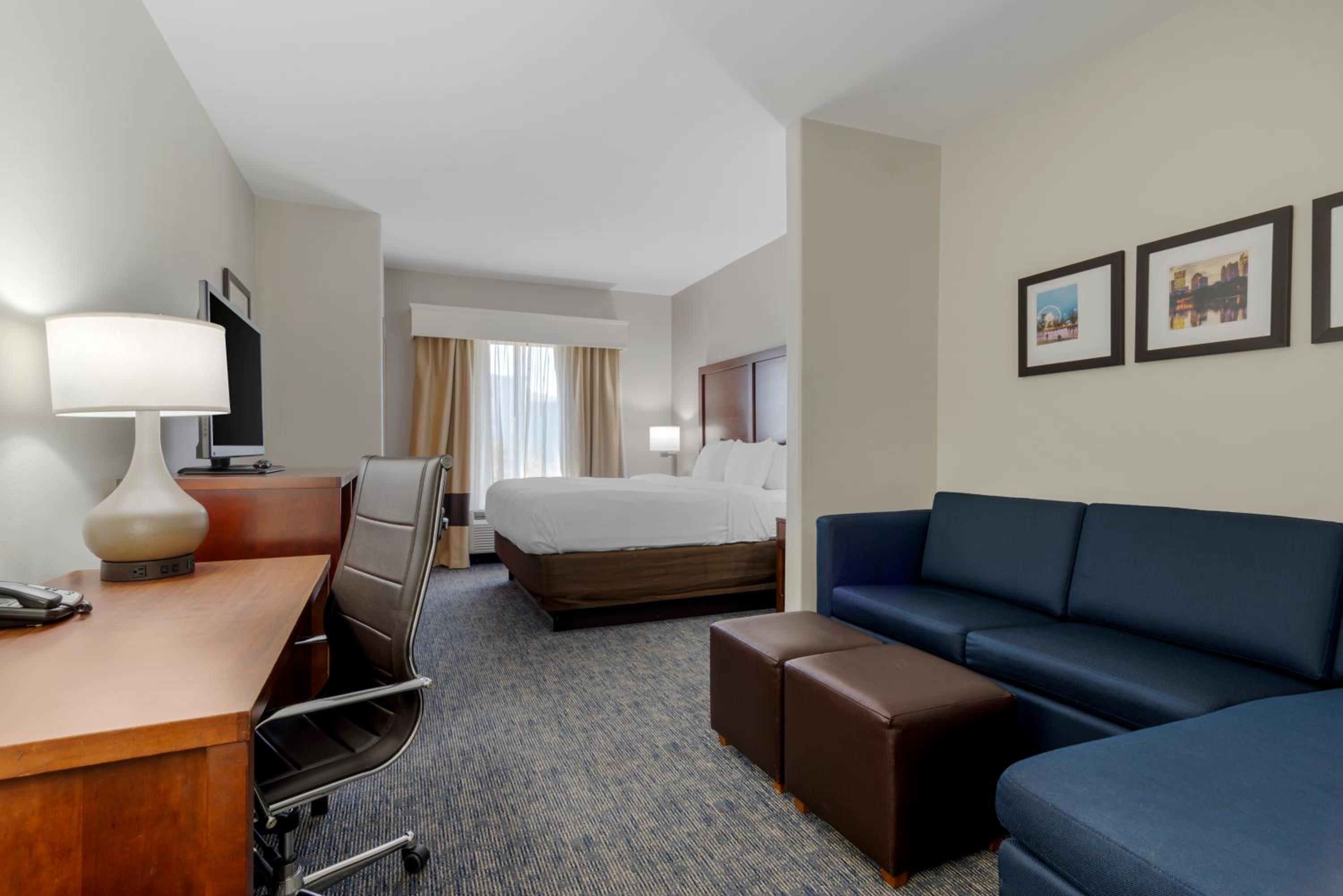 King Suite - Non-Smoking - Photo 6
