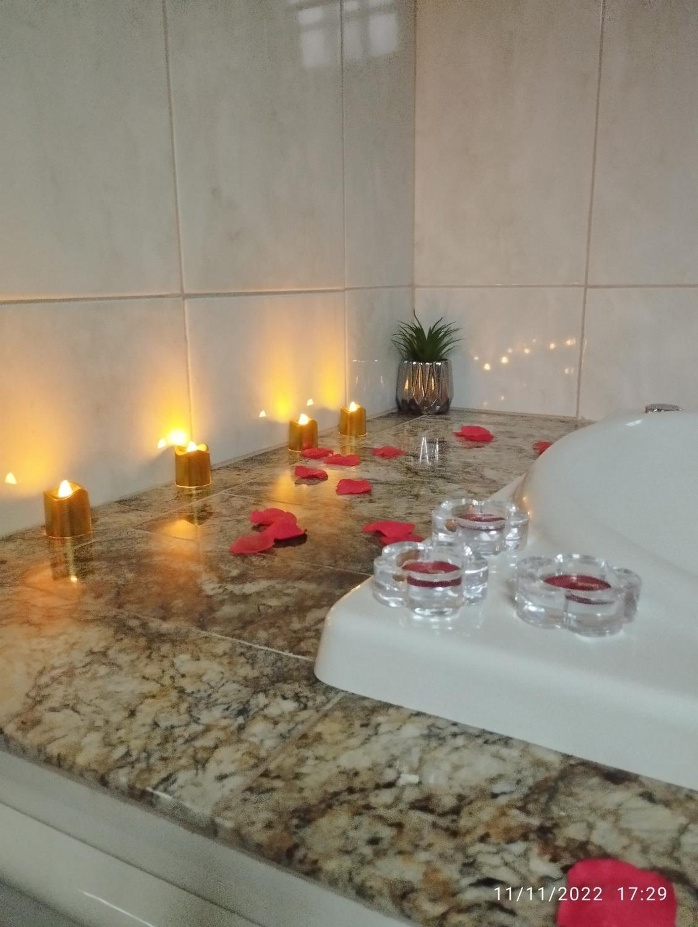 King Suite with Spa Bath - Photo 14