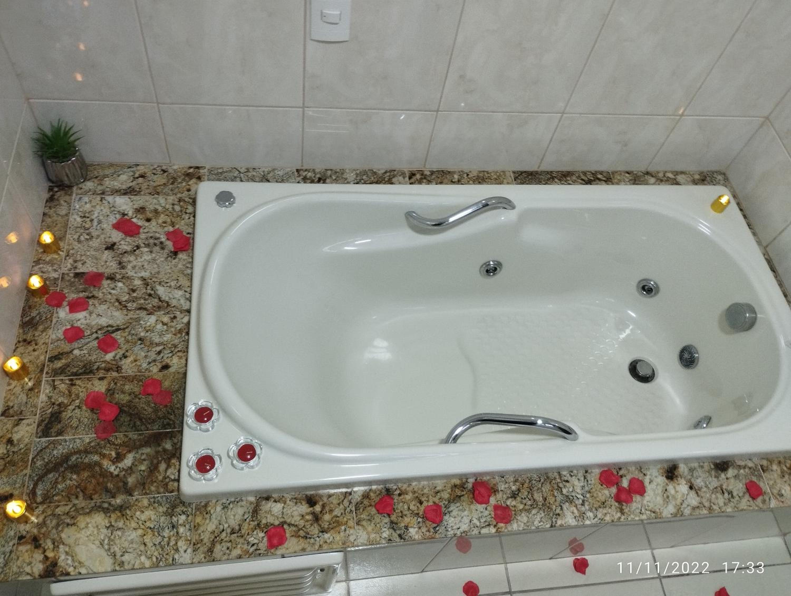 King Suite with Spa Bath - Photo 13