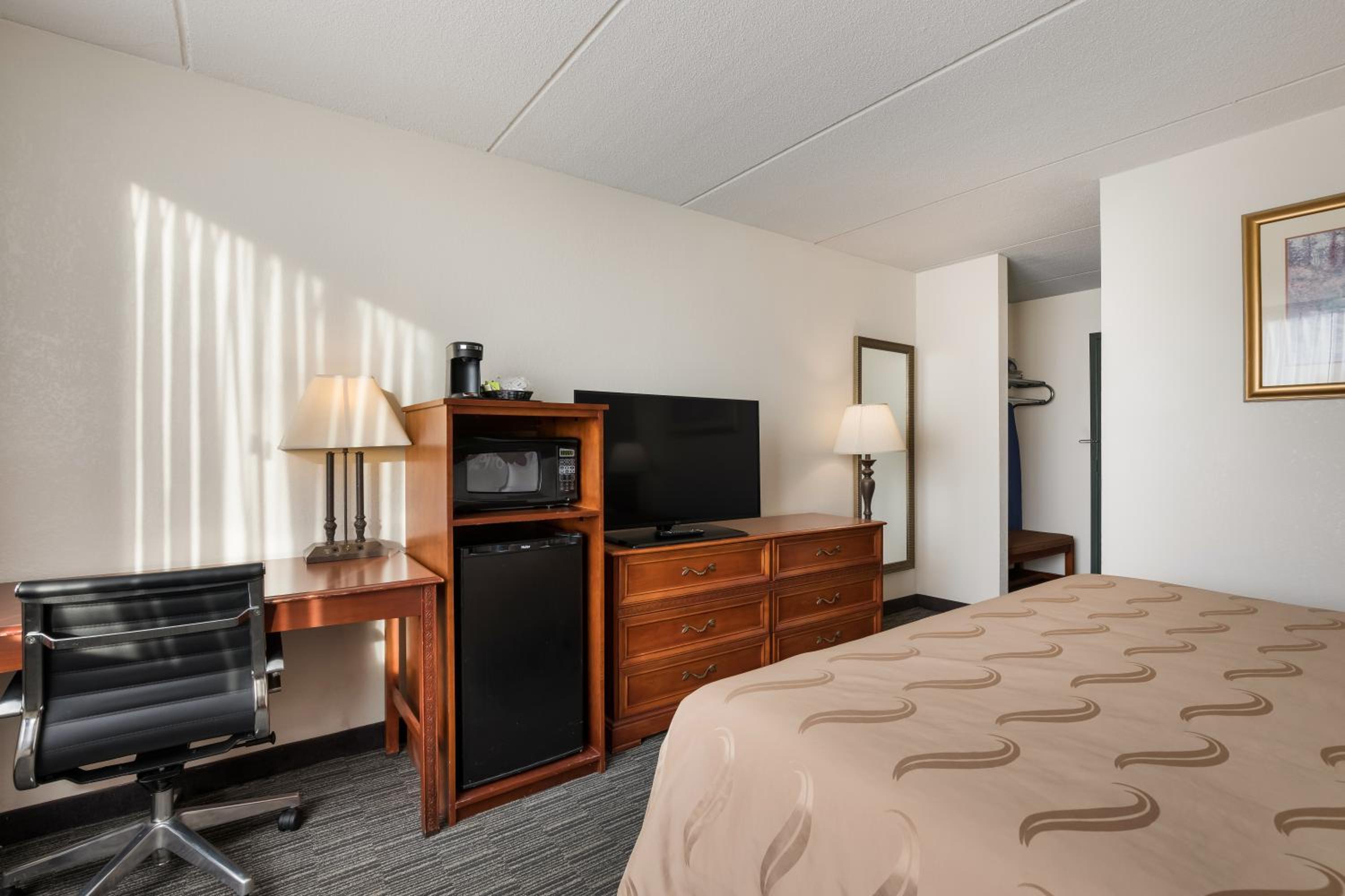 Standard King Room - Non Smoking - Photo 3
