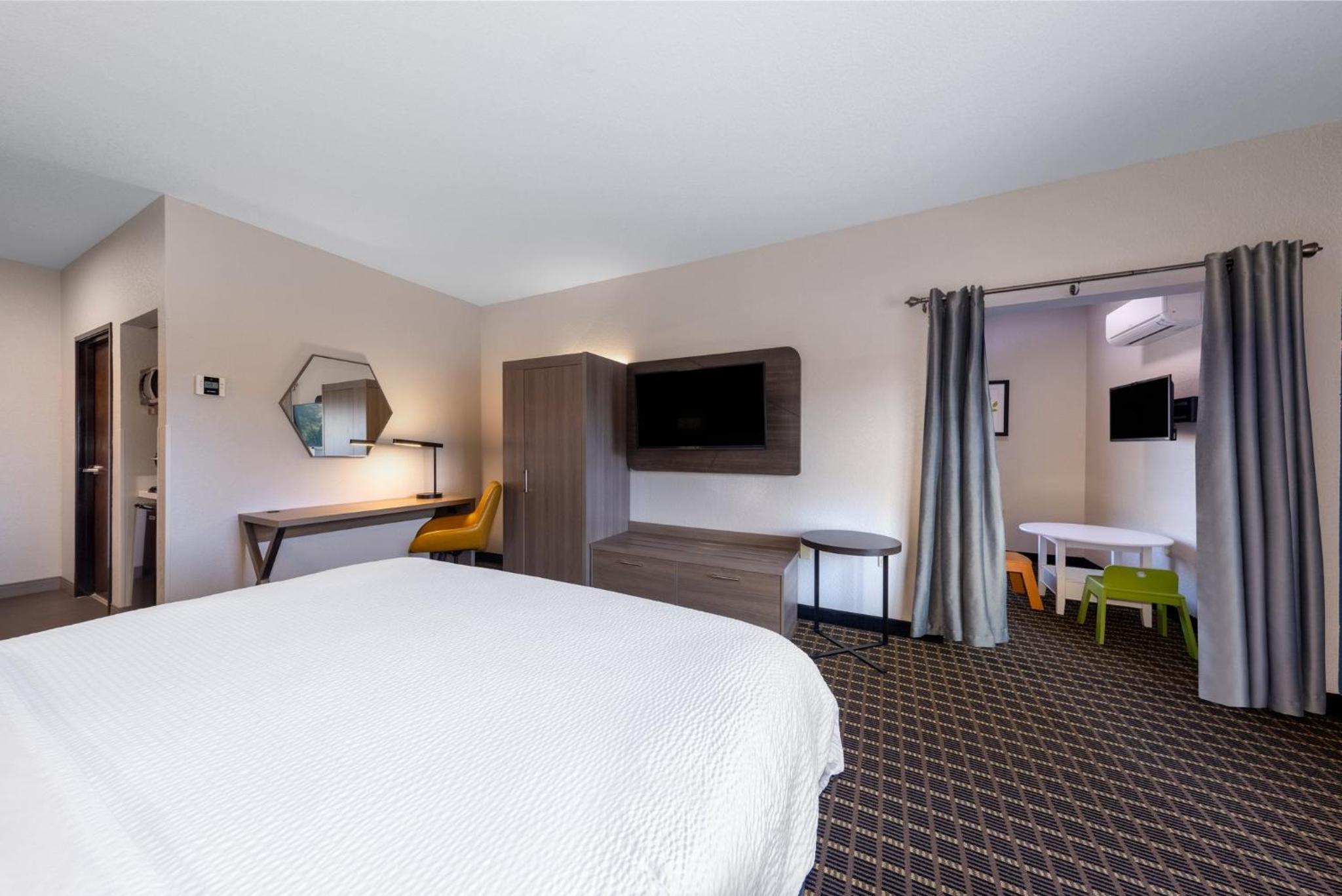 Kids Suite with King Bed - Non-Smoking - Photo 1