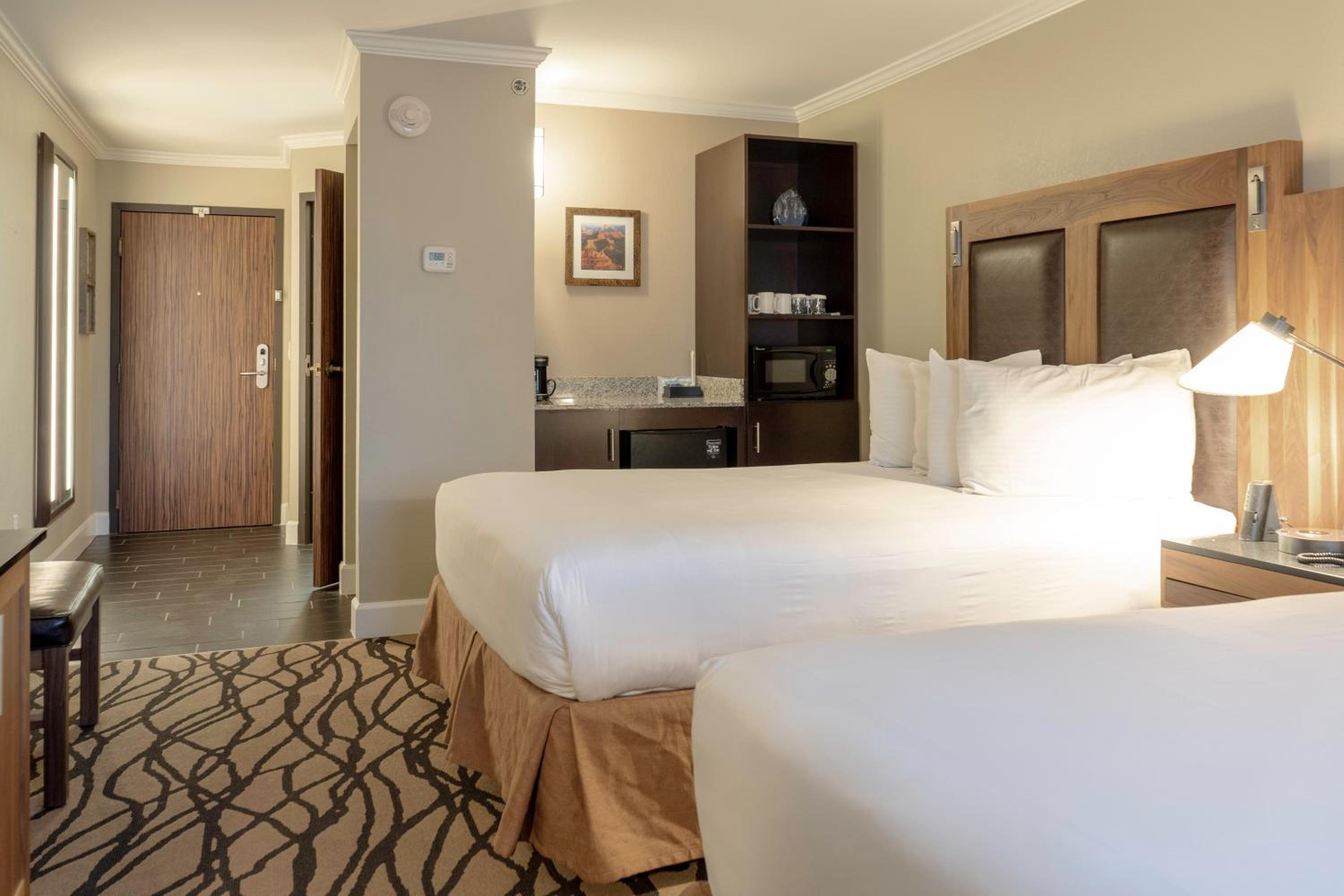 Queen Room with Two Queen Beds - Photo 4