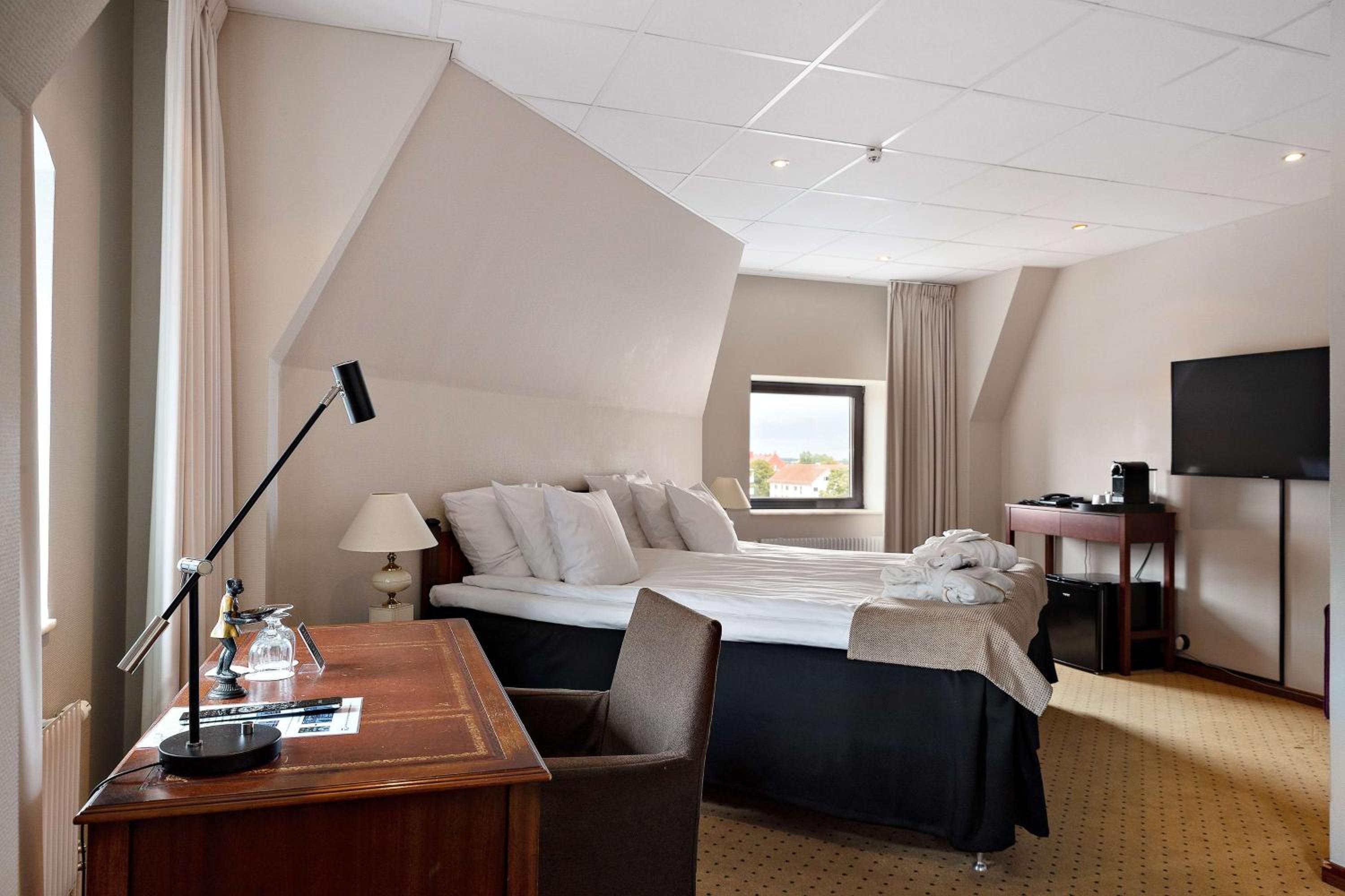 Junior Twin Suite with Sofa Bed photo 3