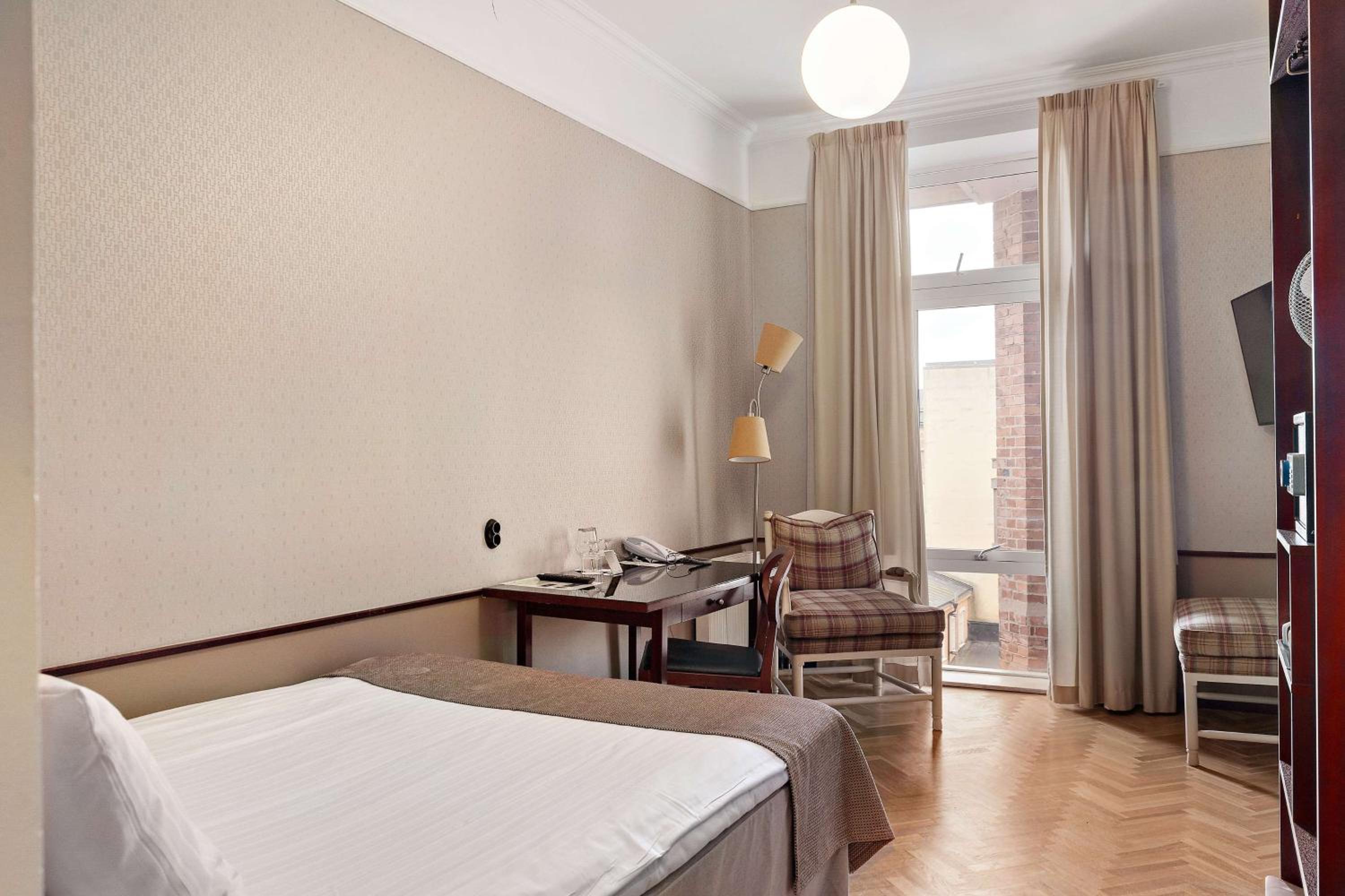 Queen Room photo 1