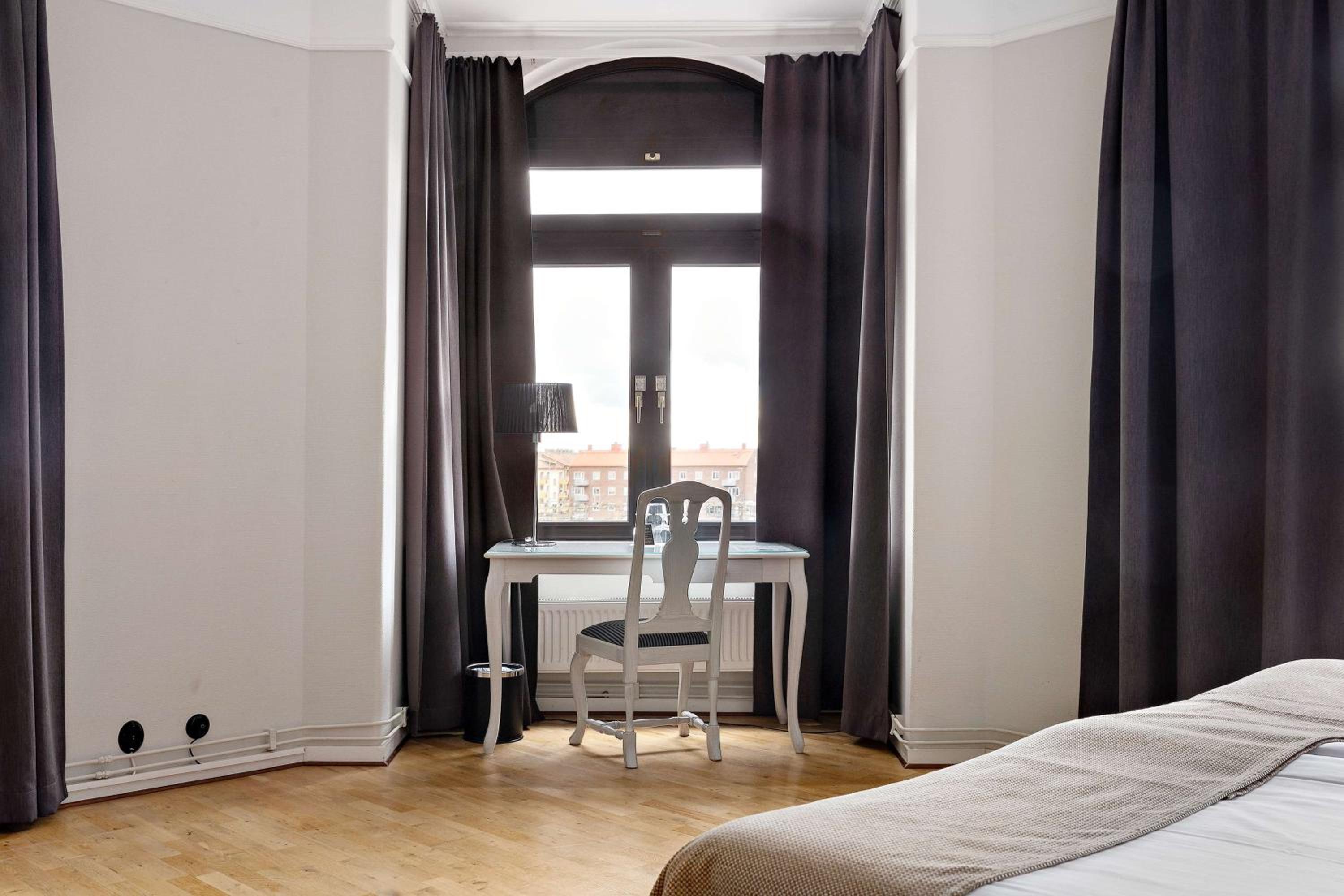 Junior Corner Twin Suite with Sofa Bed photo 3