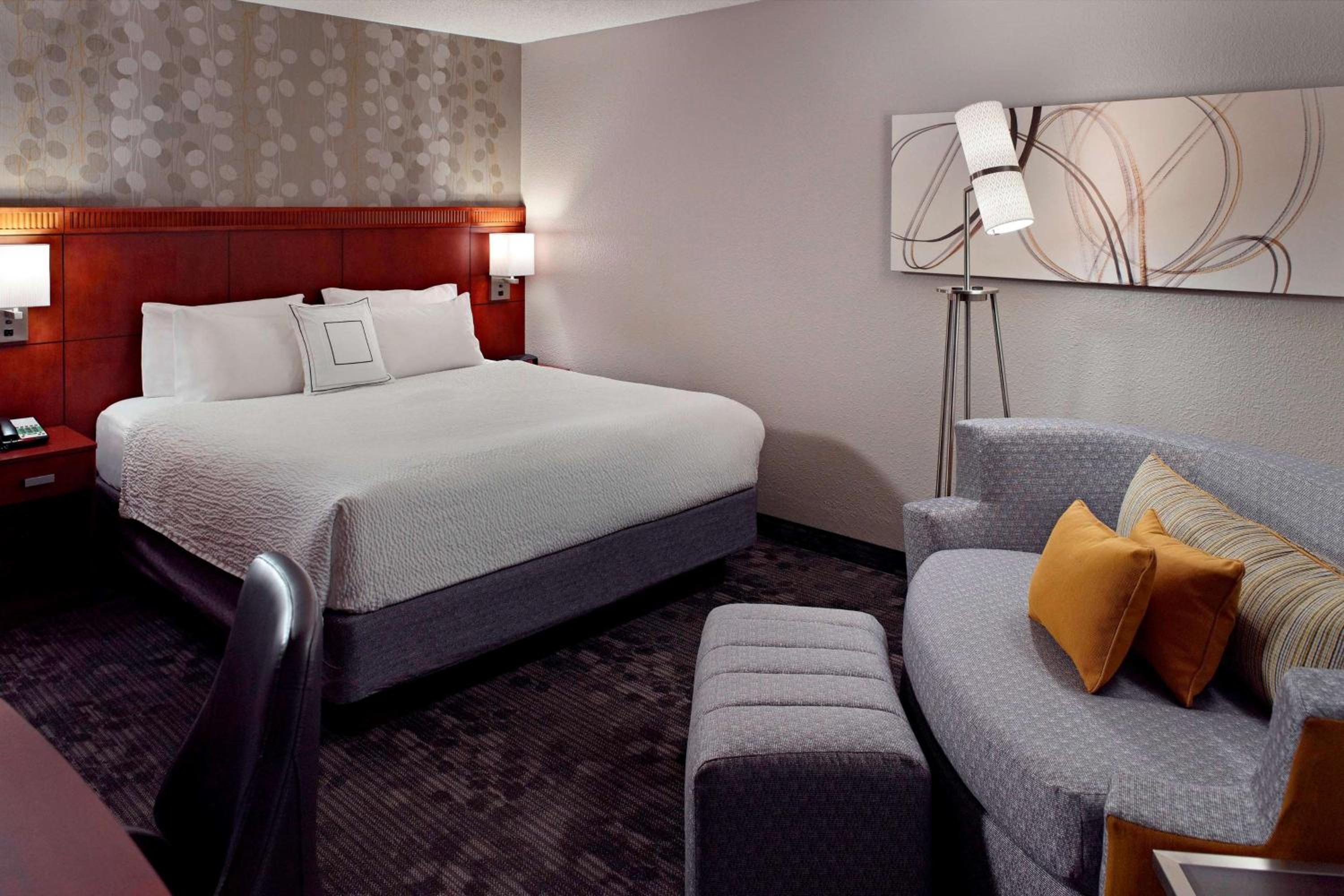 Guestroom King with Sofabed