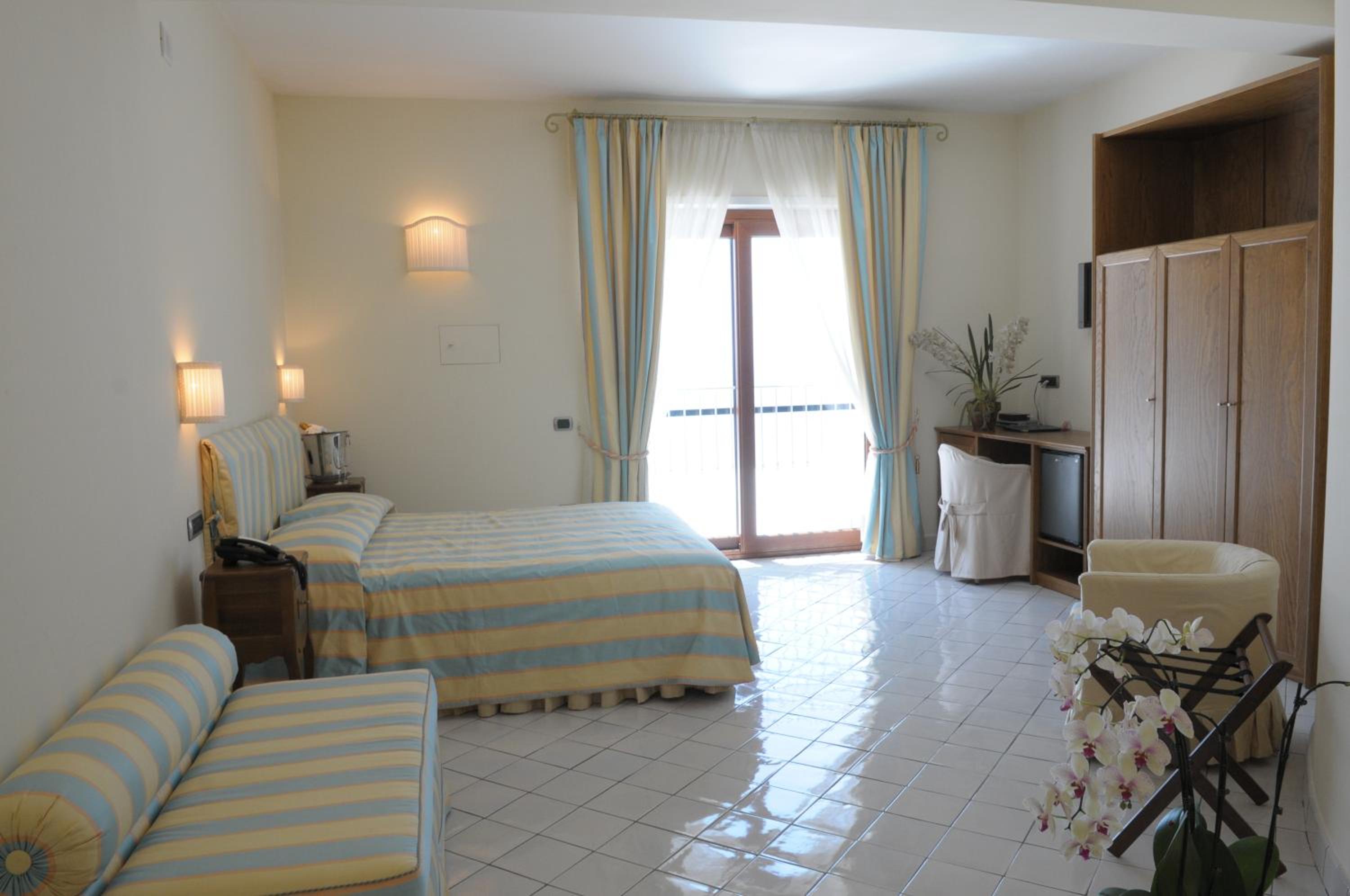 Quadruple Room with Sea View - Photo 1