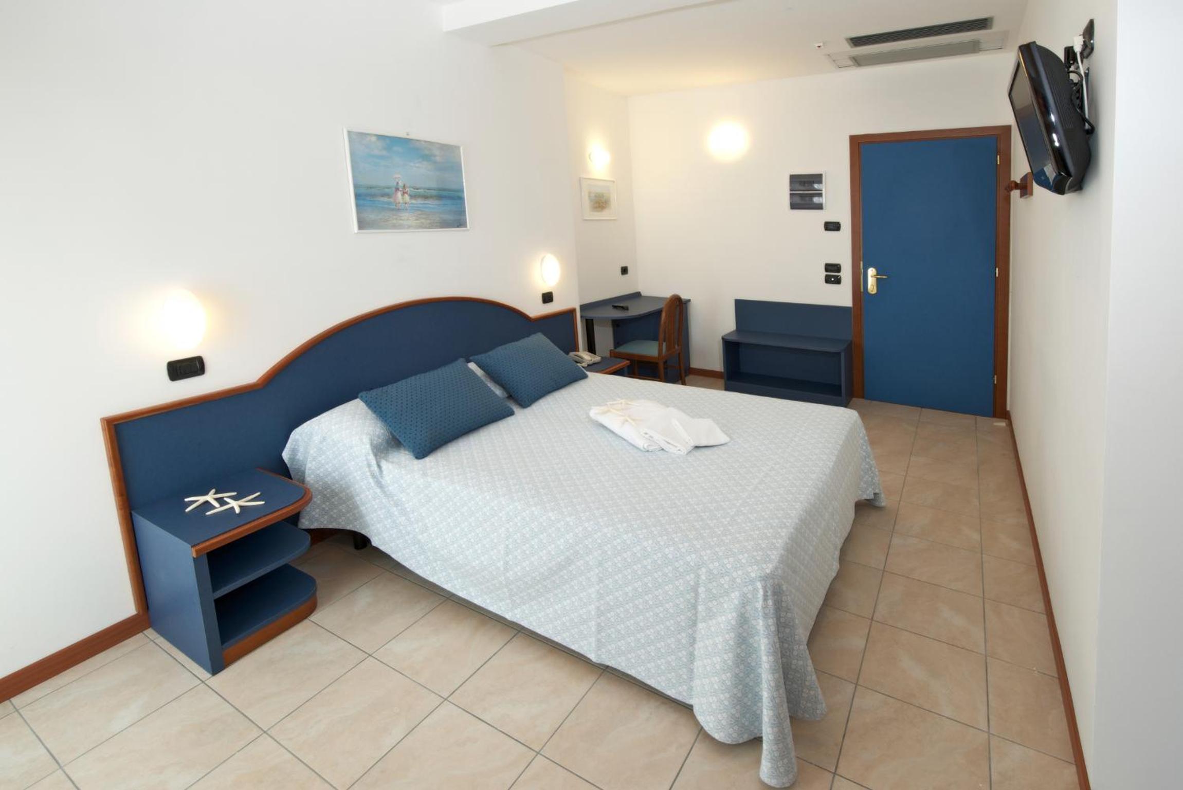 Double or Twin Room with Pool View photo 1