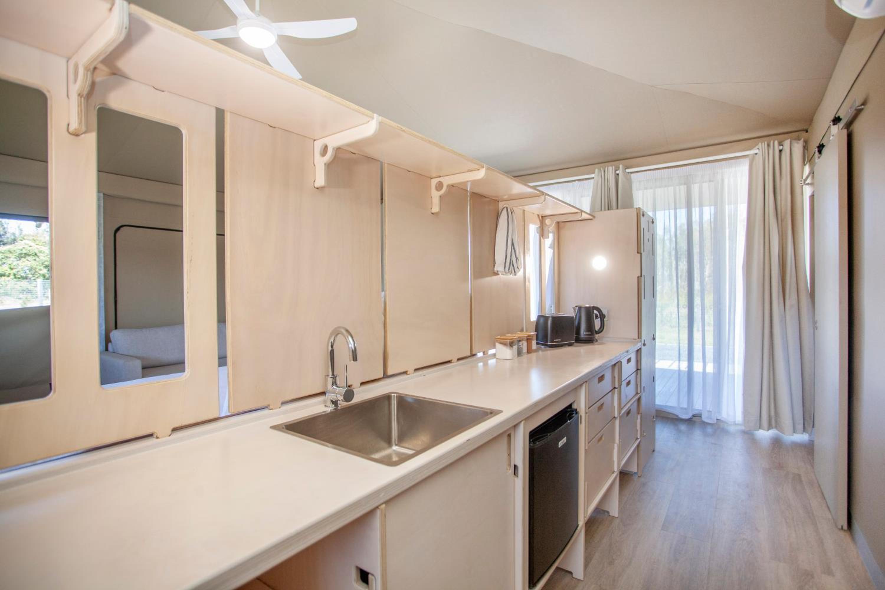 Deluxe Family Suite - Photo 8