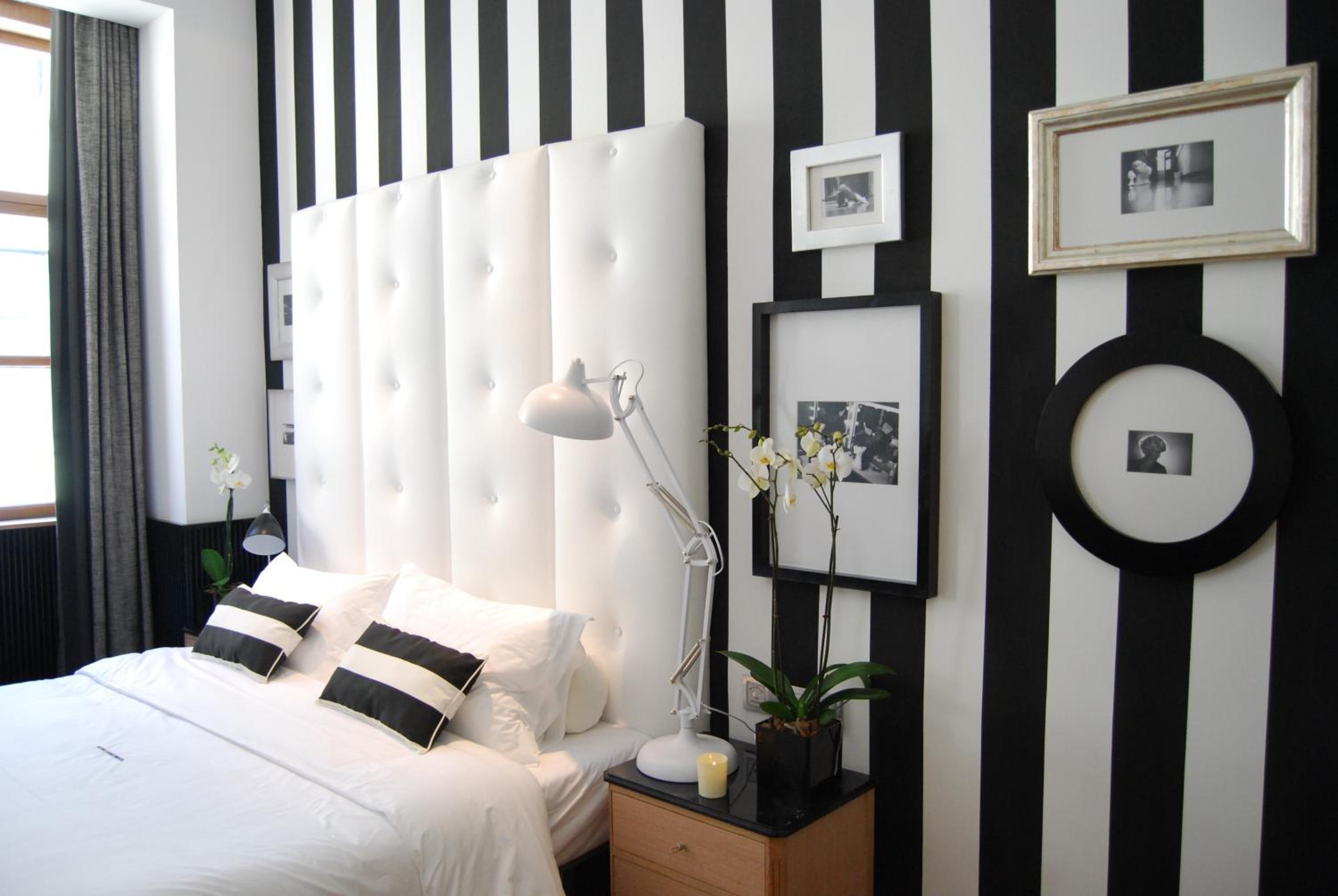 Small Room with street view - Photo 16