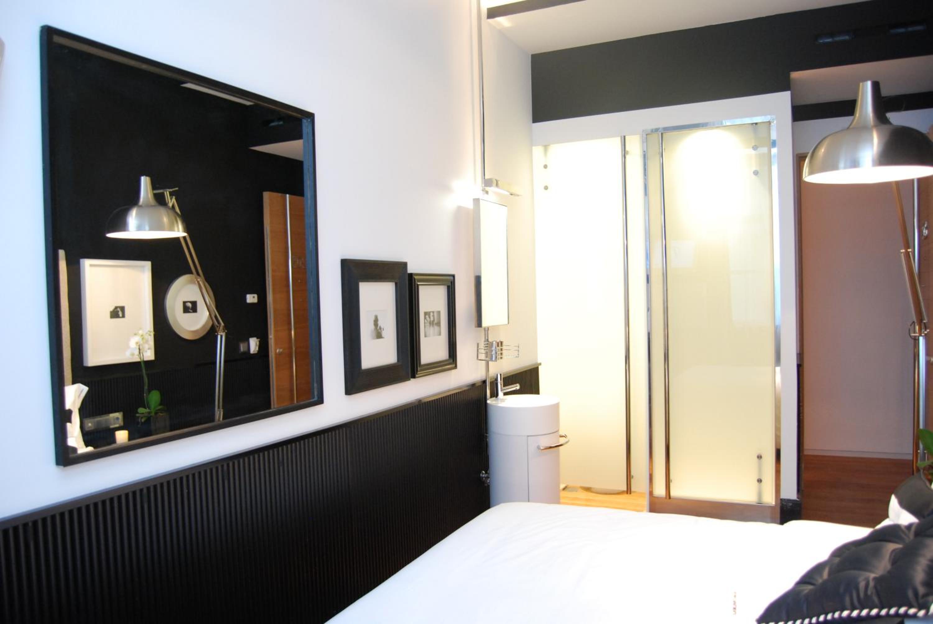 Small Room with street view - Photo 17