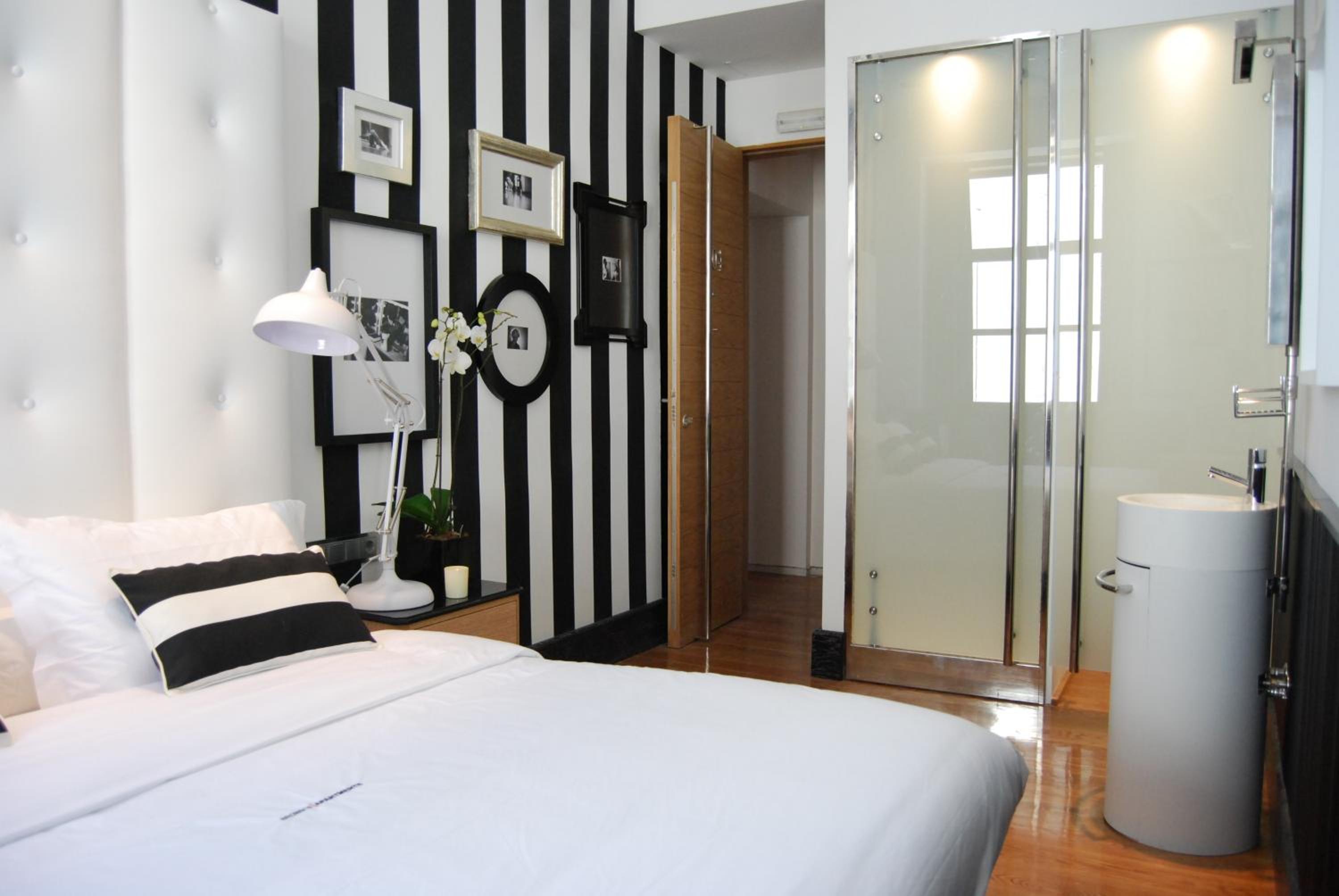 Small Room with street view - Photo 18