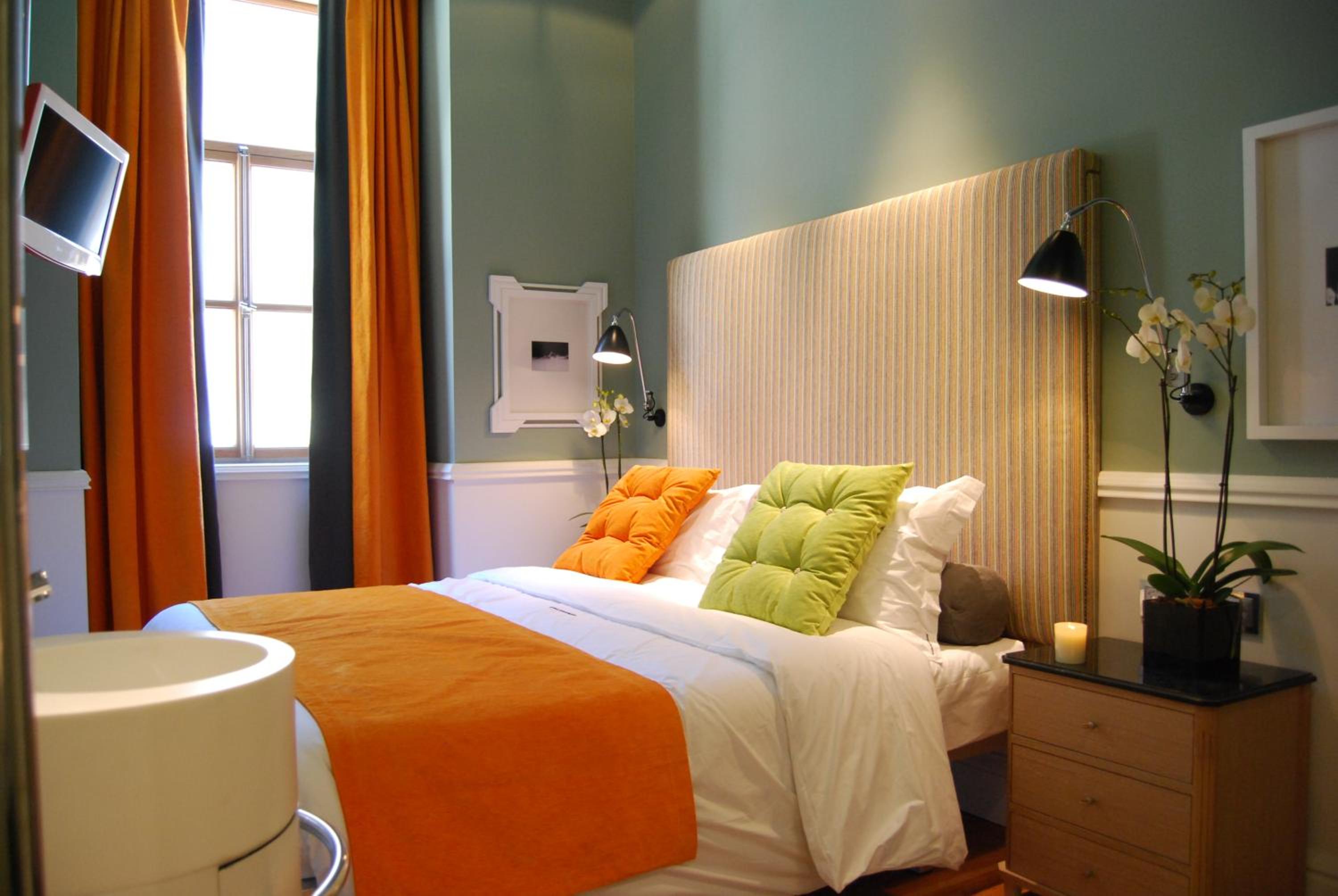 Small Room with street view - Photo 8
